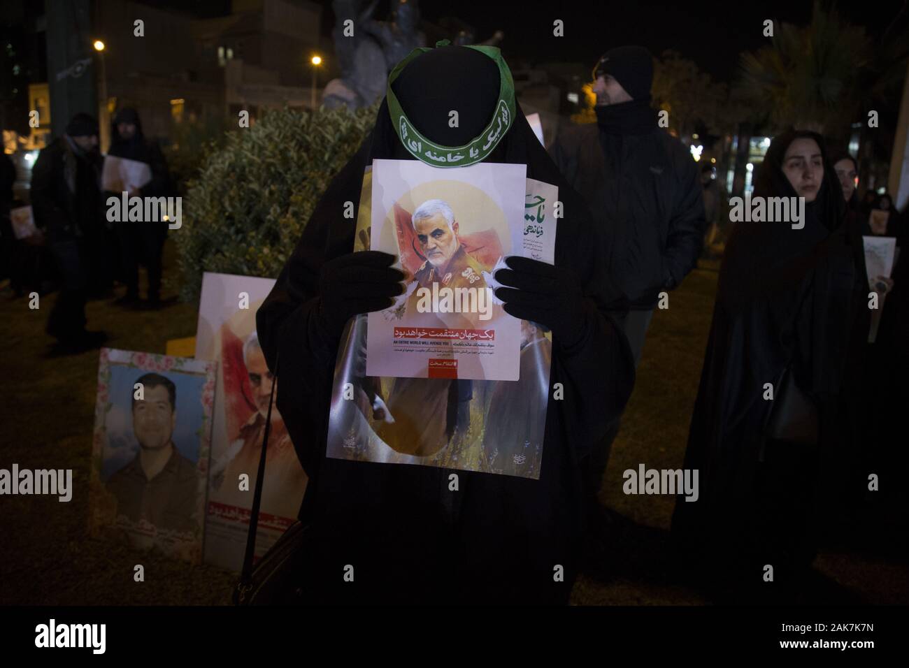 Teheran, Iran. 7 Jan, 2020. Iraner, die Teilnahme an einer Versammlung die Erinnerung an die ehemalige IRGC Qods Force Commander Qasem Soleimani im Zentrum von Teheran, Iran zu gedenken. Qasem Soleimani, der Leiter der iranischen islamischen Revolutionsgarden (IRGC) Quds Force getötet bei einem amerikanischen Luftangriff in Bagdad Flughafen am Freitag, 3. Januar 2020. Der Führer der Iranischen Revolutionären Garde drohte am Dienstag in die 'et Ablaze ' ' Ort von den Vereinigten Staaten unterstützt über die Tötung eines iranischen Fuehrung allgemein an einem US-amerikanischen Luftangriff letzte Woche. Credit: rouzbeh Fouladi/ZUMA Draht/Alamy leben Nachrichten Stockfoto