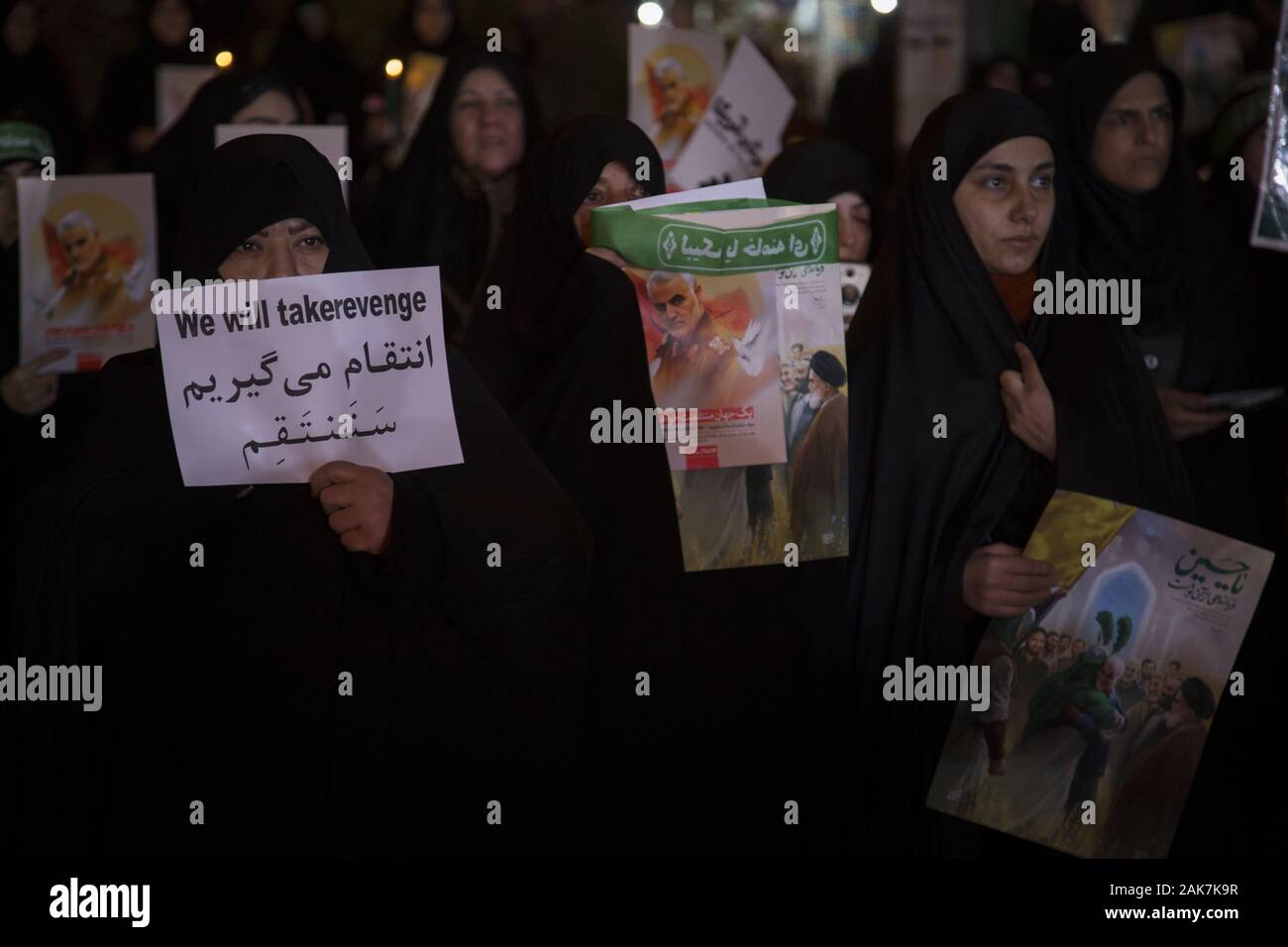 Teheran, Iran. 7 Jan, 2020. Iraner, die Teilnahme an einer Versammlung die Erinnerung an die ehemalige IRGC Qods Force Commander Qasem Soleimani im Zentrum von Teheran, Iran zu gedenken. Qasem Soleimani, der Leiter der iranischen islamischen Revolutionsgarden (IRGC) Quds Force getötet bei einem amerikanischen Luftangriff in Bagdad Flughafen am Freitag, 3. Januar 2020. Der Führer der Iranischen Revolutionären Garde drohte am Dienstag in die 'et Ablaze ' ' Ort von den Vereinigten Staaten unterstützt über die Tötung eines iranischen Fuehrung allgemein an einem US-amerikanischen Luftangriff letzte Woche. Credit: rouzbeh Fouladi/ZUMA Draht/Alamy leben Nachrichten Stockfoto