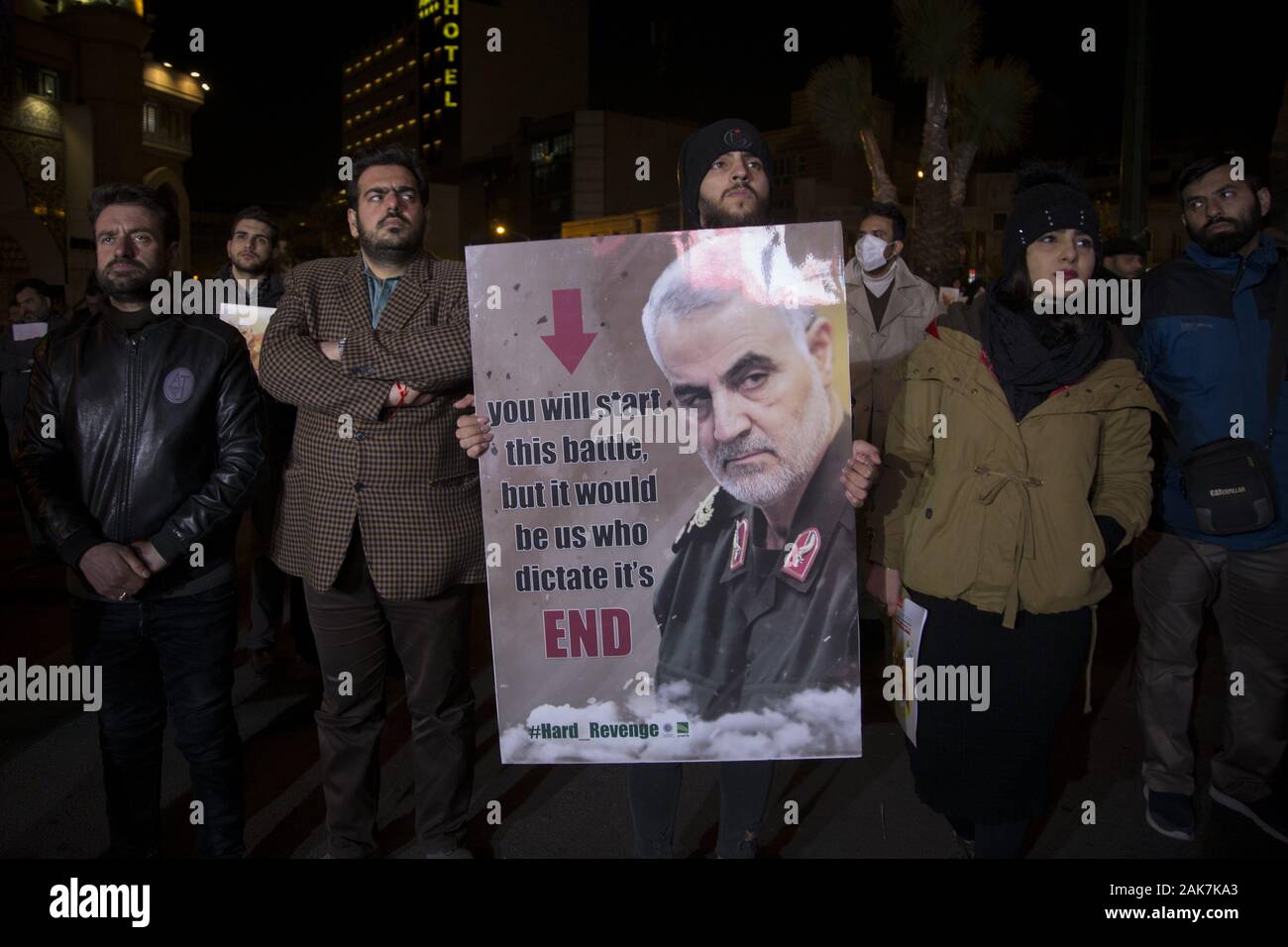 Teheran, Iran. 7 Jan, 2020. Iraner, die Teilnahme an einer Versammlung die Erinnerung an die ehemalige IRGC Qods Force Commander Qasem Soleimani im Zentrum von Teheran, Iran zu gedenken. Qasem Soleimani, der Leiter der iranischen islamischen Revolutionsgarden (IRGC) Quds Force getötet bei einem amerikanischen Luftangriff in Bagdad Flughafen am Freitag, 3. Januar 2020. Der Führer der Iranischen Revolutionären Garde drohte am Dienstag in die 'et Ablaze ' ' Ort von den Vereinigten Staaten unterstützt über die Tötung eines iranischen Fuehrung allgemein an einem US-amerikanischen Luftangriff letzte Woche. Credit: rouzbeh Fouladi/ZUMA Draht/Alamy leben Nachrichten Stockfoto