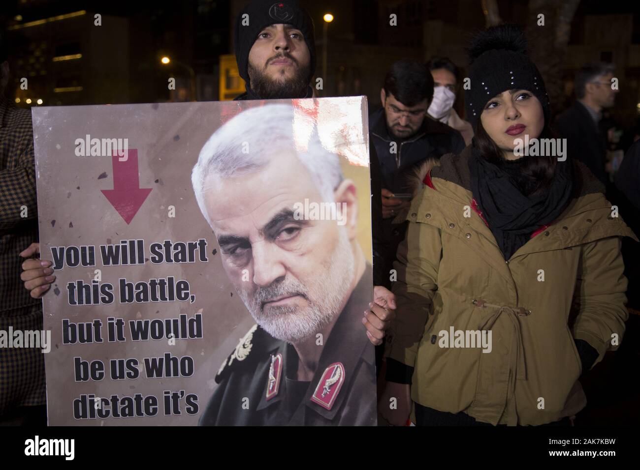 Teheran, Iran. 7 Jan, 2020. Iraner, die Teilnahme an einer Versammlung die Erinnerung an die ehemalige IRGC Qods Force Commander Qasem Soleimani im Zentrum von Teheran, Iran zu gedenken. Qasem Soleimani, der Leiter der iranischen islamischen Revolutionsgarden (IRGC) Quds Force getötet bei einem amerikanischen Luftangriff in Bagdad Flughafen am Freitag, 3. Januar 2020. Der Führer der Iranischen Revolutionären Garde drohte am Dienstag in die 'et Ablaze ' ' Ort von den Vereinigten Staaten unterstützt über die Tötung eines iranischen Fuehrung allgemein an einem US-amerikanischen Luftangriff letzte Woche. Credit: rouzbeh Fouladi/ZUMA Draht/Alamy leben Nachrichten Stockfoto