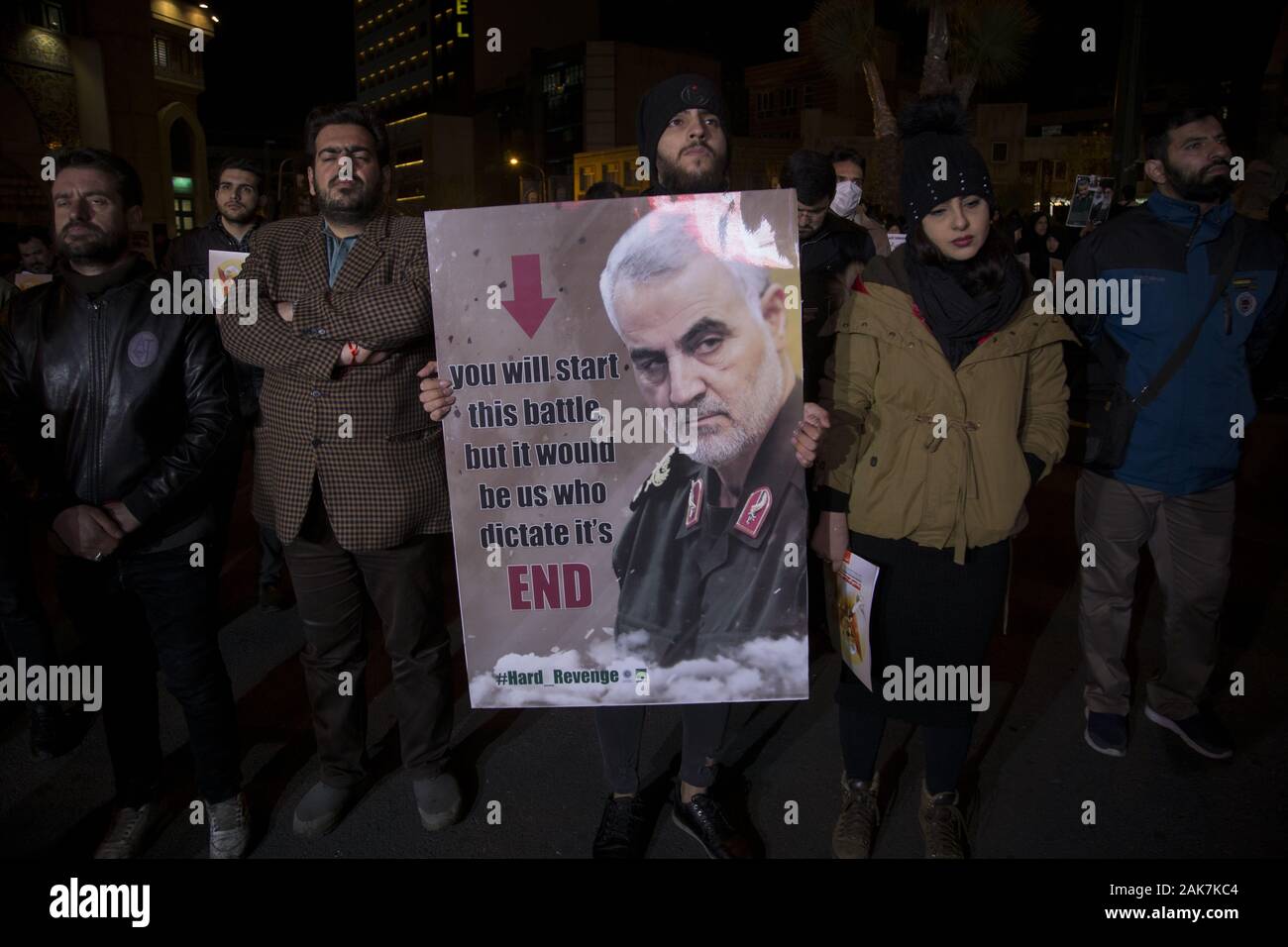 Teheran, Iran. 7 Jan, 2020. Iraner, die Teilnahme an einer Versammlung die Erinnerung an die ehemalige IRGC Qods Force Commander Qasem Soleimani im Zentrum von Teheran, Iran zu gedenken. Qasem Soleimani, der Leiter der iranischen islamischen Revolutionsgarden (IRGC) Quds Force getötet bei einem amerikanischen Luftangriff in Bagdad Flughafen am Freitag, 3. Januar 2020. Der Führer der Iranischen Revolutionären Garde drohte am Dienstag in die 'et Ablaze ' ' Ort von den Vereinigten Staaten unterstützt über die Tötung eines iranischen Fuehrung allgemein an einem US-amerikanischen Luftangriff letzte Woche. Credit: rouzbeh Fouladi/ZUMA Draht/Alamy leben Nachrichten Stockfoto