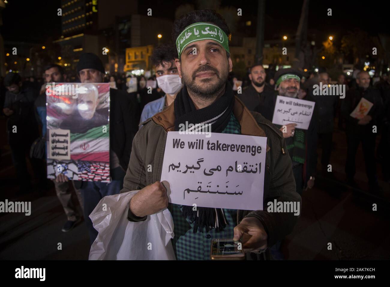 Teheran, Iran. 7 Jan, 2020. Iraner, die Teilnahme an einer Versammlung die Erinnerung an die ehemalige IRGC Qods Force Commander Qasem Soleimani im Zentrum von Teheran, Iran zu gedenken. Qasem Soleimani, der Leiter der iranischen islamischen Revolutionsgarden (IRGC) Quds Force getötet bei einem amerikanischen Luftangriff in Bagdad Flughafen am Freitag, 3. Januar 2020. Der Führer der Iranischen Revolutionären Garde drohte am Dienstag in die 'et Ablaze ' ' Ort von den Vereinigten Staaten unterstützt über die Tötung eines iranischen Fuehrung allgemein an einem US-amerikanischen Luftangriff letzte Woche. Credit: rouzbeh Fouladi/ZUMA Draht/Alamy leben Nachrichten Stockfoto