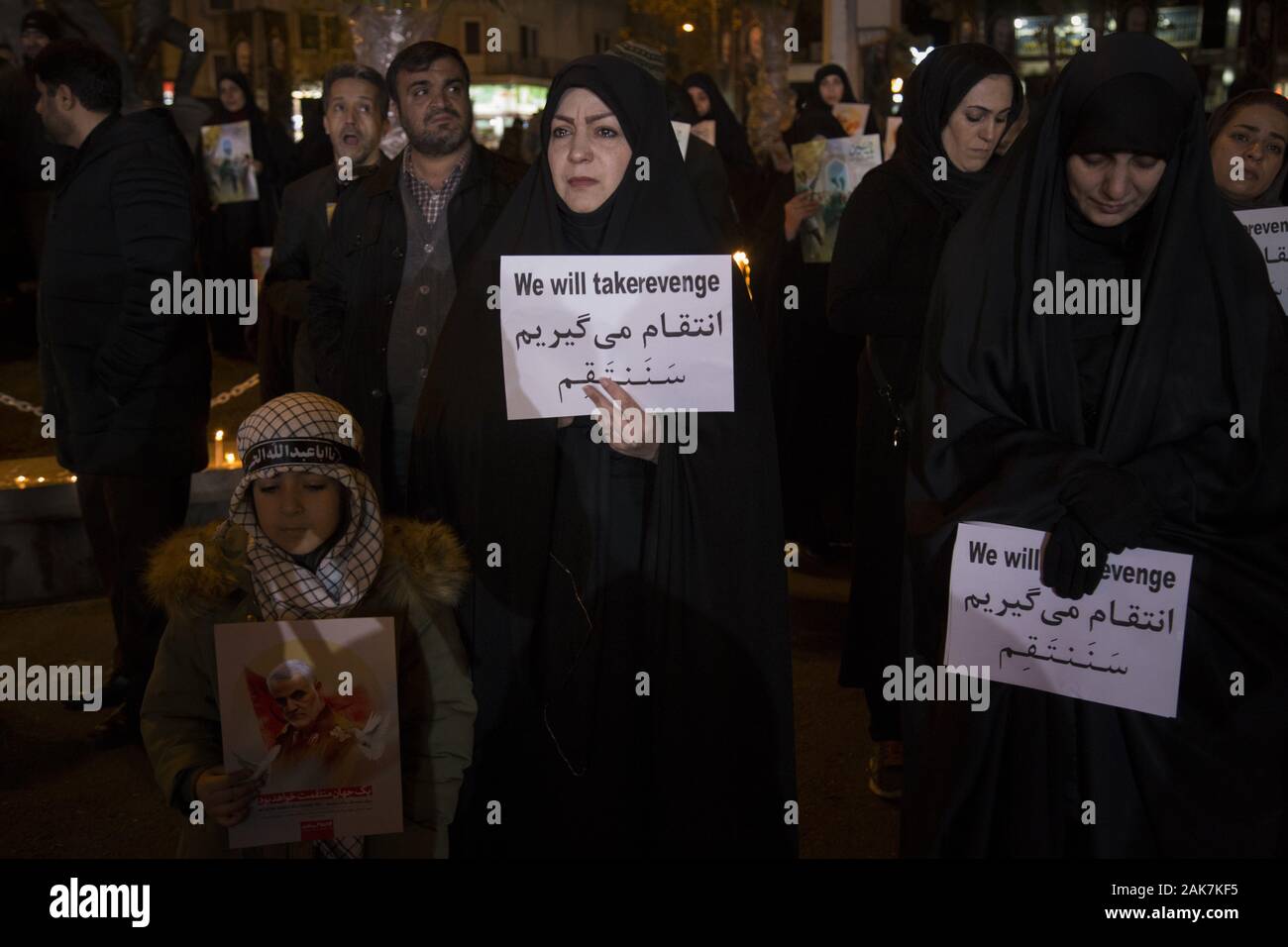Teheran, Iran. 7 Jan, 2020. Iraner, die Teilnahme an einer Versammlung die Erinnerung an die ehemalige IRGC Qods Force Commander Qasem Soleimani im Zentrum von Teheran, Iran zu gedenken. Qasem Soleimani, der Leiter der iranischen islamischen Revolutionsgarden (IRGC) Quds Force getötet bei einem amerikanischen Luftangriff in Bagdad Flughafen am Freitag, 3. Januar 2020. Der Führer der Iranischen Revolutionären Garde drohte am Dienstag in die 'et Ablaze ' ' Ort von den Vereinigten Staaten unterstützt über die Tötung eines iranischen Fuehrung allgemein an einem US-amerikanischen Luftangriff letzte Woche. Credit: rouzbeh Fouladi/ZUMA Draht/Alamy leben Nachrichten Stockfoto