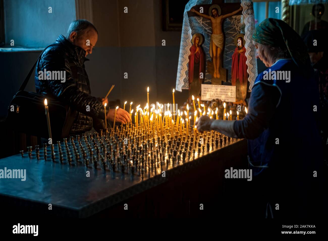 Menschen setzen Kerzen für den Frieden Verstorbener Stockfoto