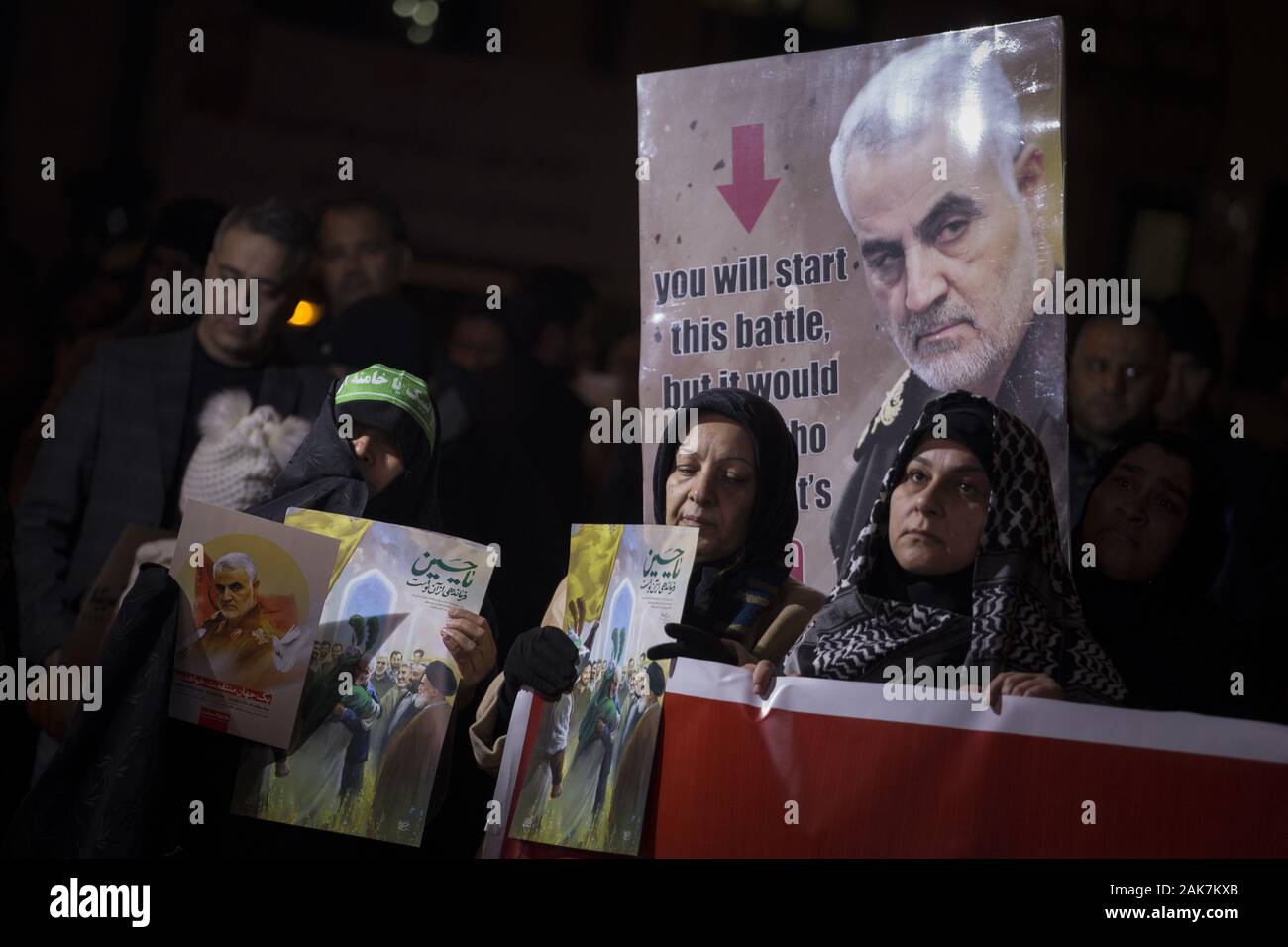 Teheran, Iran. 7 Jan, 2020. Iraner, die Teilnahme an einer Versammlung die Erinnerung an die ehemalige IRGC Qods Force Commander Qasem Soleimani im Zentrum von Teheran, Iran zu gedenken. Qasem Soleimani, der Leiter der iranischen islamischen Revolutionsgarden (IRGC) Quds Force getötet bei einem amerikanischen Luftangriff in Bagdad Flughafen am Freitag, 3. Januar 2020. Der Führer der Iranischen Revolutionären Garde drohte am Dienstag in die 'et Ablaze ' ' Ort von den Vereinigten Staaten unterstützt über die Tötung eines iranischen Fuehrung allgemein an einem US-amerikanischen Luftangriff letzte Woche. Credit: rouzbeh Fouladi/ZUMA Draht/Alamy leben Nachrichten Stockfoto