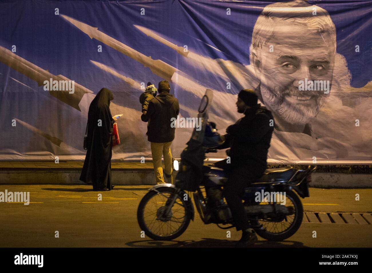 Teheran, Iran. 7 Jan, 2020. Iraner, die Teilnahme an einer Versammlung die Erinnerung an die ehemalige IRGC Qods Force Commander Qasem Soleimani im Zentrum von Teheran, Iran zu gedenken. Qasem Soleimani, der Leiter der iranischen islamischen Revolutionsgarden (IRGC) Quds Force getötet bei einem amerikanischen Luftangriff in Bagdad Flughafen am Freitag, 3. Januar 2020. Der Führer der Iranischen Revolutionären Garde drohte am Dienstag in die 'et Ablaze ' ' Ort von den Vereinigten Staaten unterstützt über die Tötung eines iranischen Fuehrung allgemein an einem US-amerikanischen Luftangriff letzte Woche. Credit: rouzbeh Fouladi/ZUMA Draht/Alamy leben Nachrichten Stockfoto
