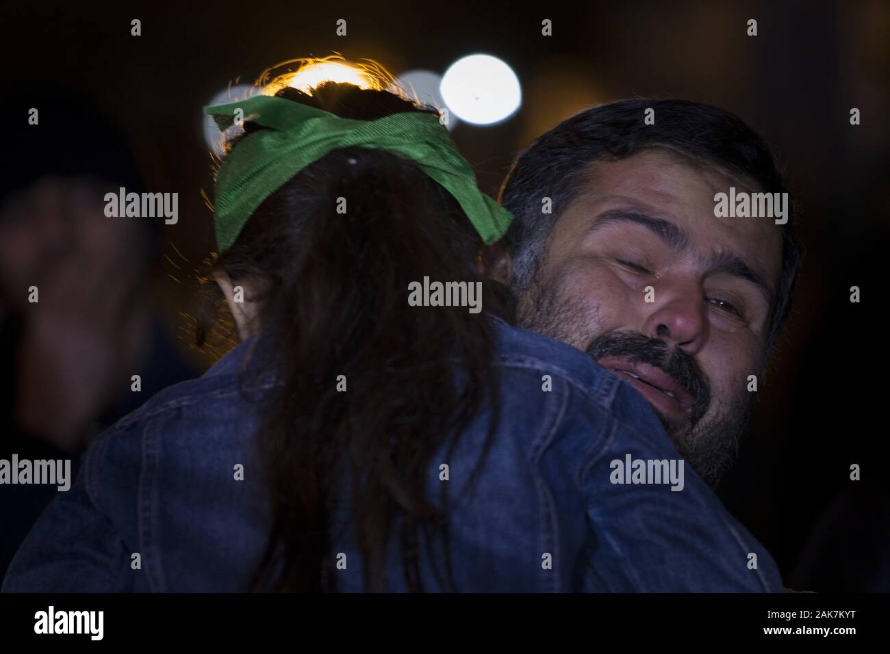 Teheran, Iran. 7 Jan, 2020. Iraner, die Teilnahme an einer Versammlung die Erinnerung an die ehemalige IRGC Qods Force Commander Qasem Soleimani im Zentrum von Teheran, Iran zu gedenken. Qasem Soleimani, der Leiter der iranischen islamischen Revolutionsgarden (IRGC) Quds Force getötet bei einem amerikanischen Luftangriff in Bagdad Flughafen am Freitag, 3. Januar 2020. Der Führer der Iranischen Revolutionären Garde drohte am Dienstag in die 'et Ablaze ' ' Ort von den Vereinigten Staaten unterstützt über die Tötung eines iranischen Fuehrung allgemein an einem US-amerikanischen Luftangriff letzte Woche. Credit: rouzbeh Fouladi/ZUMA Draht/Alamy leben Nachrichten Stockfoto