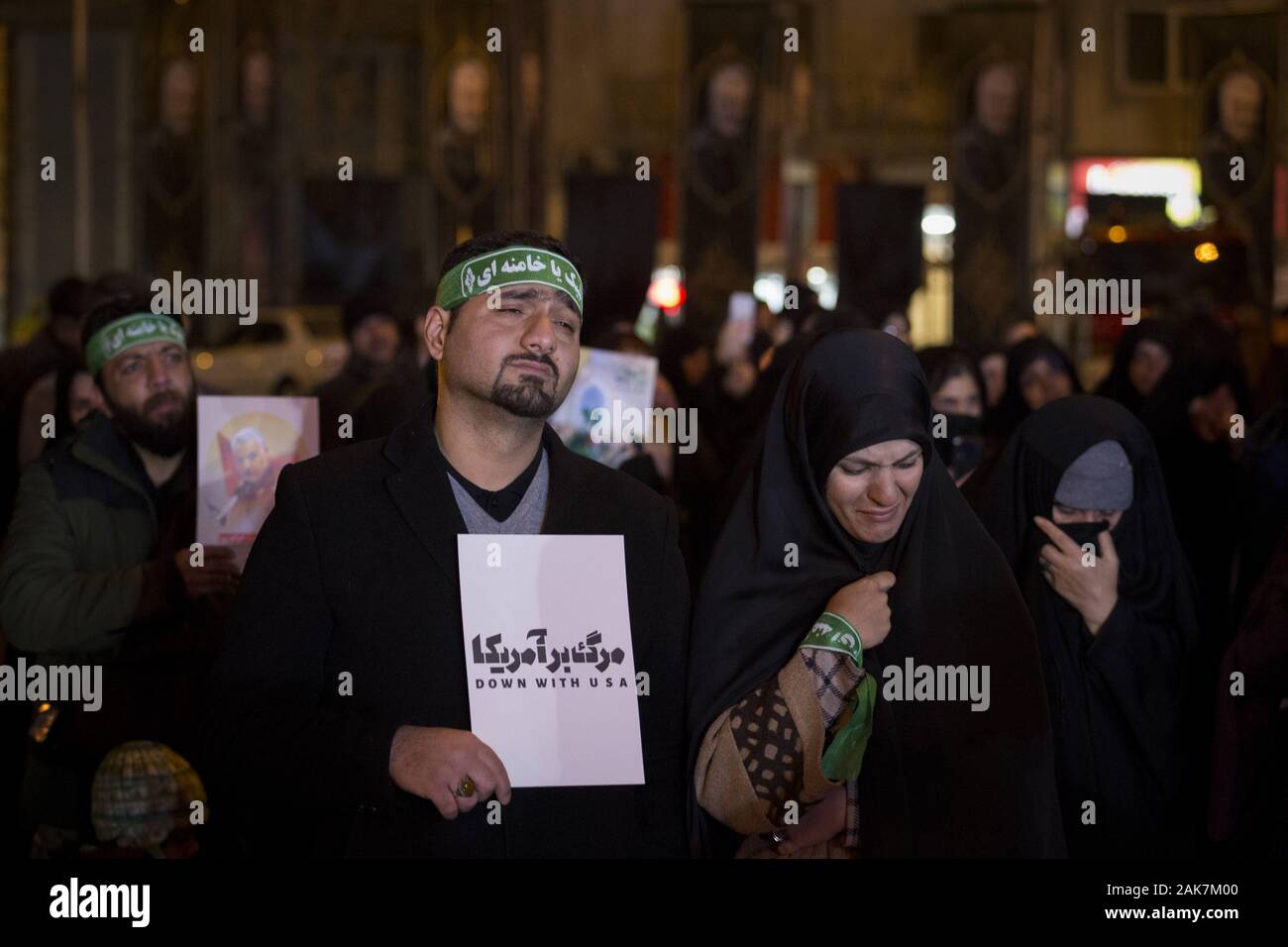 Teheran, Iran. 7 Jan, 2020. Iraner, die Teilnahme an einer Versammlung die Erinnerung an die ehemalige IRGC Qods Force Commander Qasem Soleimani im Zentrum von Teheran, Iran zu gedenken. Qasem Soleimani, der Leiter der iranischen islamischen Revolutionsgarden (IRGC) Quds Force getötet bei einem amerikanischen Luftangriff in Bagdad Flughafen am Freitag, 3. Januar 2020. Der Führer der Iranischen Revolutionären Garde drohte am Dienstag in die 'et Ablaze ' ' Ort von den Vereinigten Staaten unterstützt über die Tötung eines iranischen Fuehrung allgemein an einem US-amerikanischen Luftangriff letzte Woche. Credit: rouzbeh Fouladi/ZUMA Draht/Alamy leben Nachrichten Stockfoto