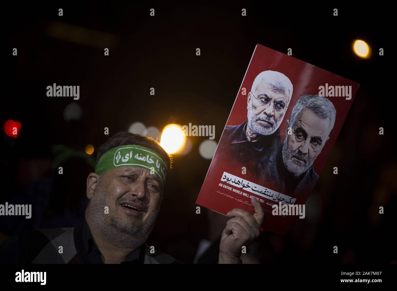 Teheran, Iran. 7 Jan, 2020. Iraner, die Teilnahme an einer Versammlung die Erinnerung an die ehemalige IRGC Qods Force Commander Qasem Soleimani im Zentrum von Teheran, Iran zu gedenken. Qasem Soleimani, der Leiter der iranischen islamischen Revolutionsgarden (IRGC) Quds Force getötet bei einem amerikanischen Luftangriff in Bagdad Flughafen am Freitag, 3. Januar 2020. Der Führer der Iranischen Revolutionären Garde drohte am Dienstag in die 'et Ablaze ' ' Ort von den Vereinigten Staaten unterstützt über die Tötung eines iranischen Fuehrung allgemein an einem US-amerikanischen Luftangriff letzte Woche. Credit: rouzbeh Fouladi/ZUMA Draht/Alamy leben Nachrichten Stockfoto