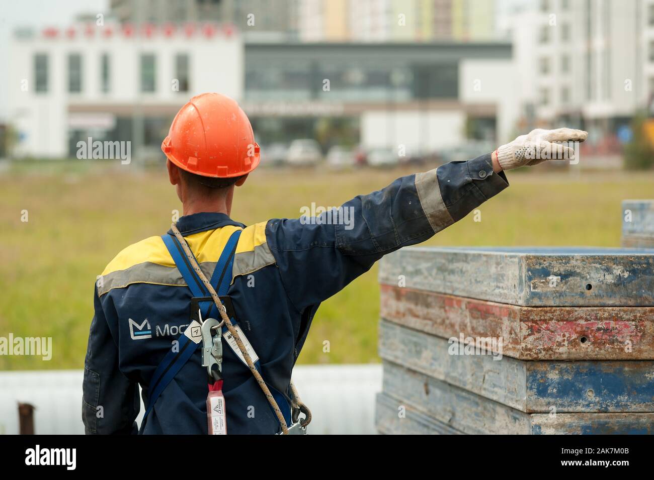 Erbauer in Uniform und Helm mit Kran Stockfoto