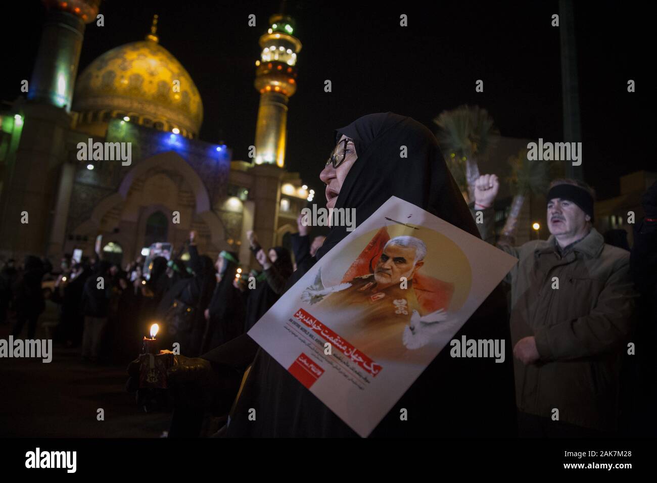 Teheran, Iran. 7 Jan, 2020. Iraner, die Teilnahme an einer Versammlung die Erinnerung an die ehemalige IRGC Qods Force Commander Qasem Soleimani im Zentrum von Teheran, Iran zu gedenken. Qasem Soleimani, der Leiter der iranischen islamischen Revolutionsgarden (IRGC) Quds Force getötet bei einem amerikanischen Luftangriff in Bagdad Flughafen am Freitag, 3. Januar 2020. Der Führer der Iranischen Revolutionären Garde drohte am Dienstag in die 'et Ablaze ' ' Ort von den Vereinigten Staaten unterstützt über die Tötung eines iranischen Fuehrung allgemein an einem US-amerikanischen Luftangriff letzte Woche. Credit: rouzbeh Fouladi/ZUMA Draht/Alamy leben Nachrichten Stockfoto