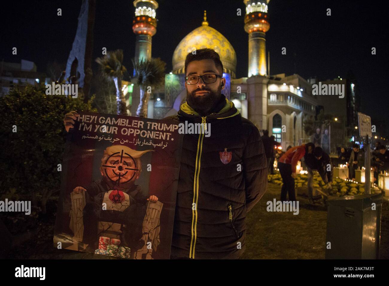 Teheran, Iran. 7 Jan, 2020. Iraner, die Teilnahme an einer Versammlung die Erinnerung an die ehemalige IRGC Qods Force Commander Qasem Soleimani im Zentrum von Teheran, Iran zu gedenken. Qasem Soleimani, der Leiter der iranischen islamischen Revolutionsgarden (IRGC) Quds Force getötet bei einem amerikanischen Luftangriff in Bagdad Flughafen am Freitag, 3. Januar 2020. Der Führer der Iranischen Revolutionären Garde drohte am Dienstag in die 'et Ablaze ' ' Ort von den Vereinigten Staaten unterstützt über die Tötung eines iranischen Fuehrung allgemein an einem US-amerikanischen Luftangriff letzte Woche. Credit: rouzbeh Fouladi/ZUMA Draht/Alamy leben Nachrichten Stockfoto