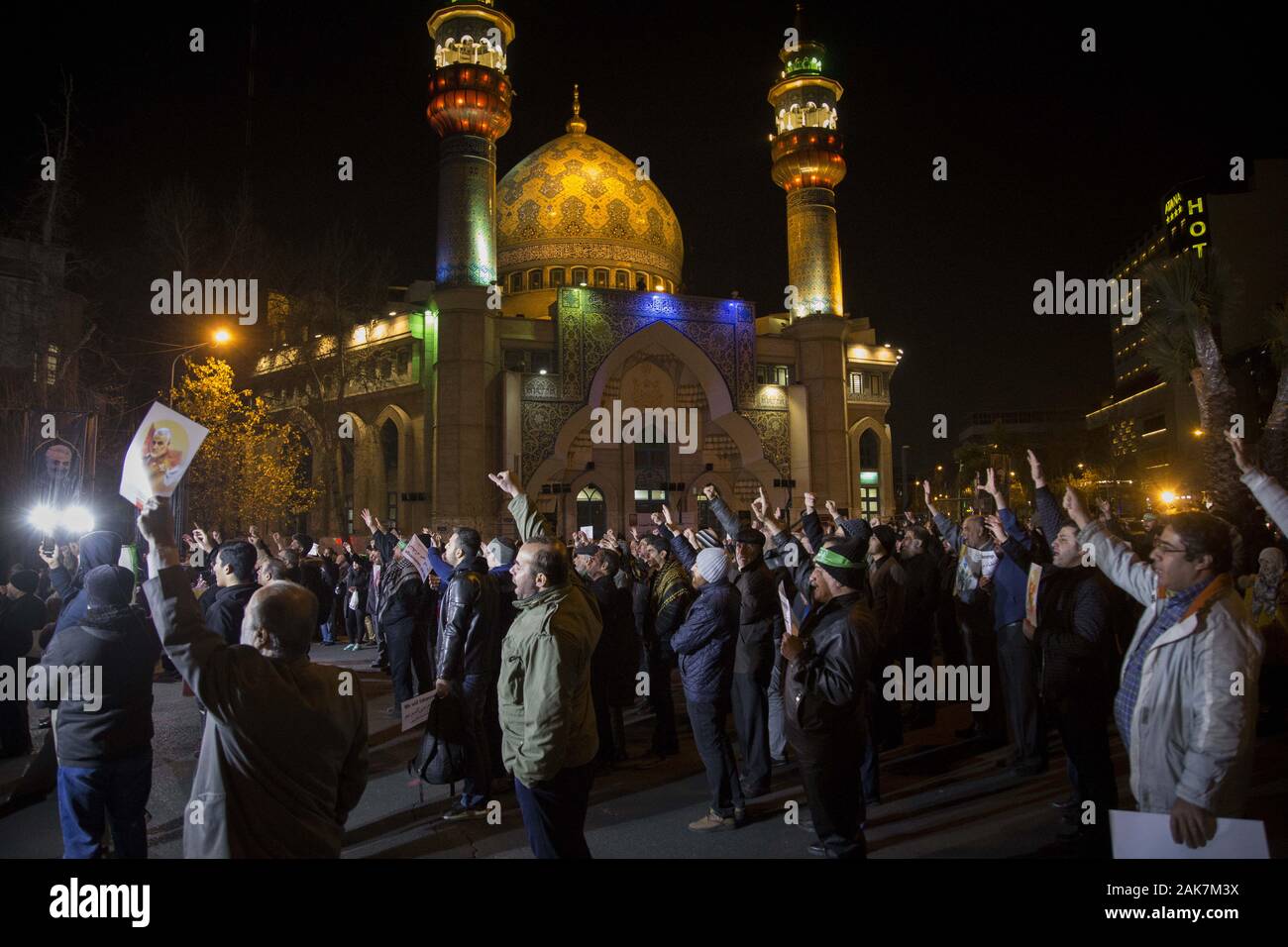 Teheran, Iran. 7 Jan, 2020. Iraner, die Teilnahme an einer Versammlung die Erinnerung an die ehemalige IRGC Qods Force Commander Qasem Soleimani im Zentrum von Teheran, Iran zu gedenken. Qasem Soleimani, der Leiter der iranischen islamischen Revolutionsgarden (IRGC) Quds Force getötet bei einem amerikanischen Luftangriff in Bagdad Flughafen am Freitag, 3. Januar 2020. Der Führer der Iranischen Revolutionären Garde drohte am Dienstag in die 'et Ablaze ' ' Ort von den Vereinigten Staaten unterstützt über die Tötung eines iranischen Fuehrung allgemein an einem US-amerikanischen Luftangriff letzte Woche. Credit: rouzbeh Fouladi/ZUMA Draht/Alamy leben Nachrichten Stockfoto
