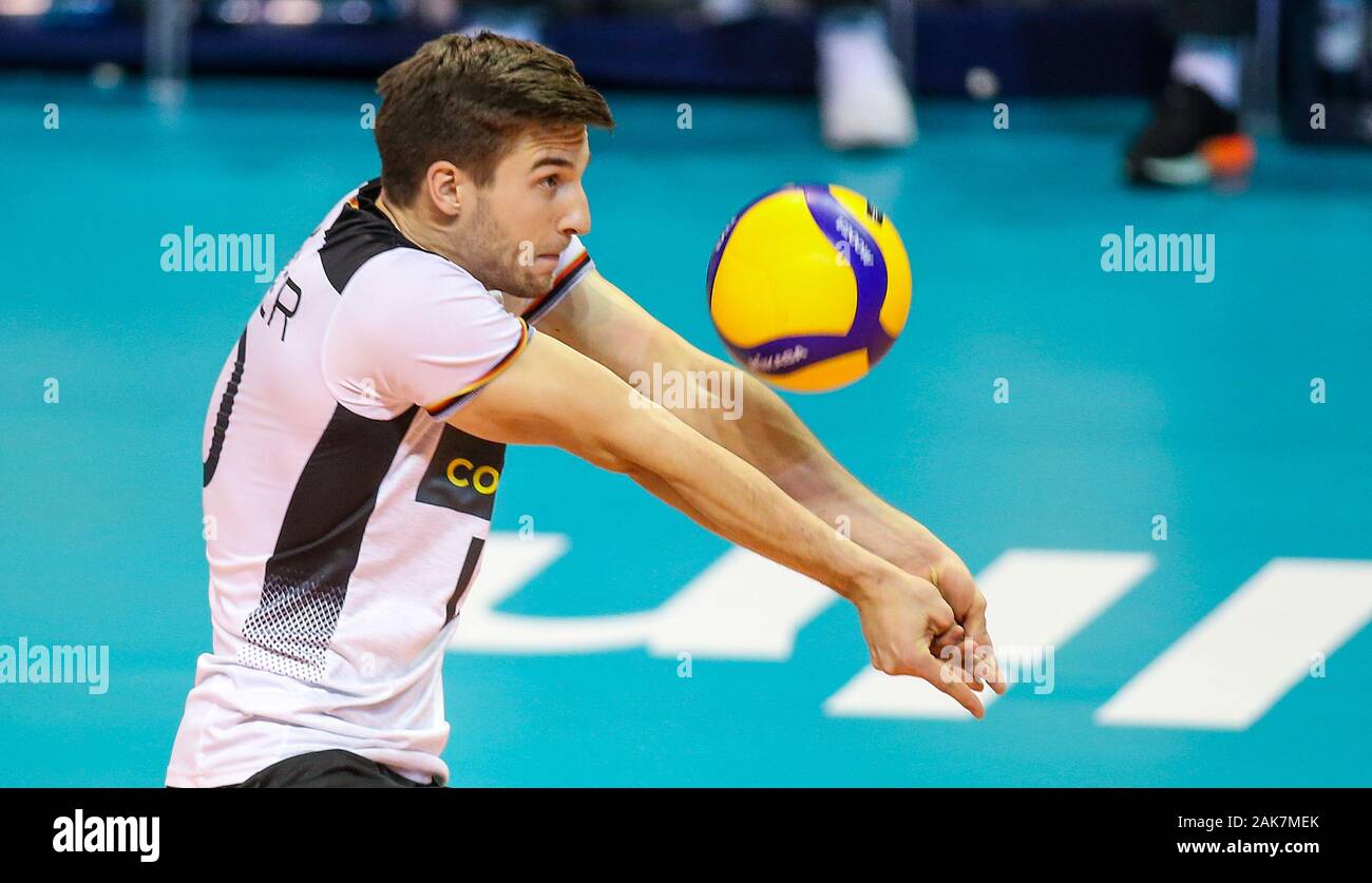 Berlin, Deutschland. 07 Jan, 2020. Volleyball, Männer: olympischen Qualifikation, Deutschland - Slowenien, Vorrunde, Gruppe A, 3 Tag Spiel, Max-Schmeling-Halle. Deutschlands Libero Julian Zenger nimmt den Ball. Credit: Andreas Gora/dpa/Alamy leben Nachrichten Stockfoto