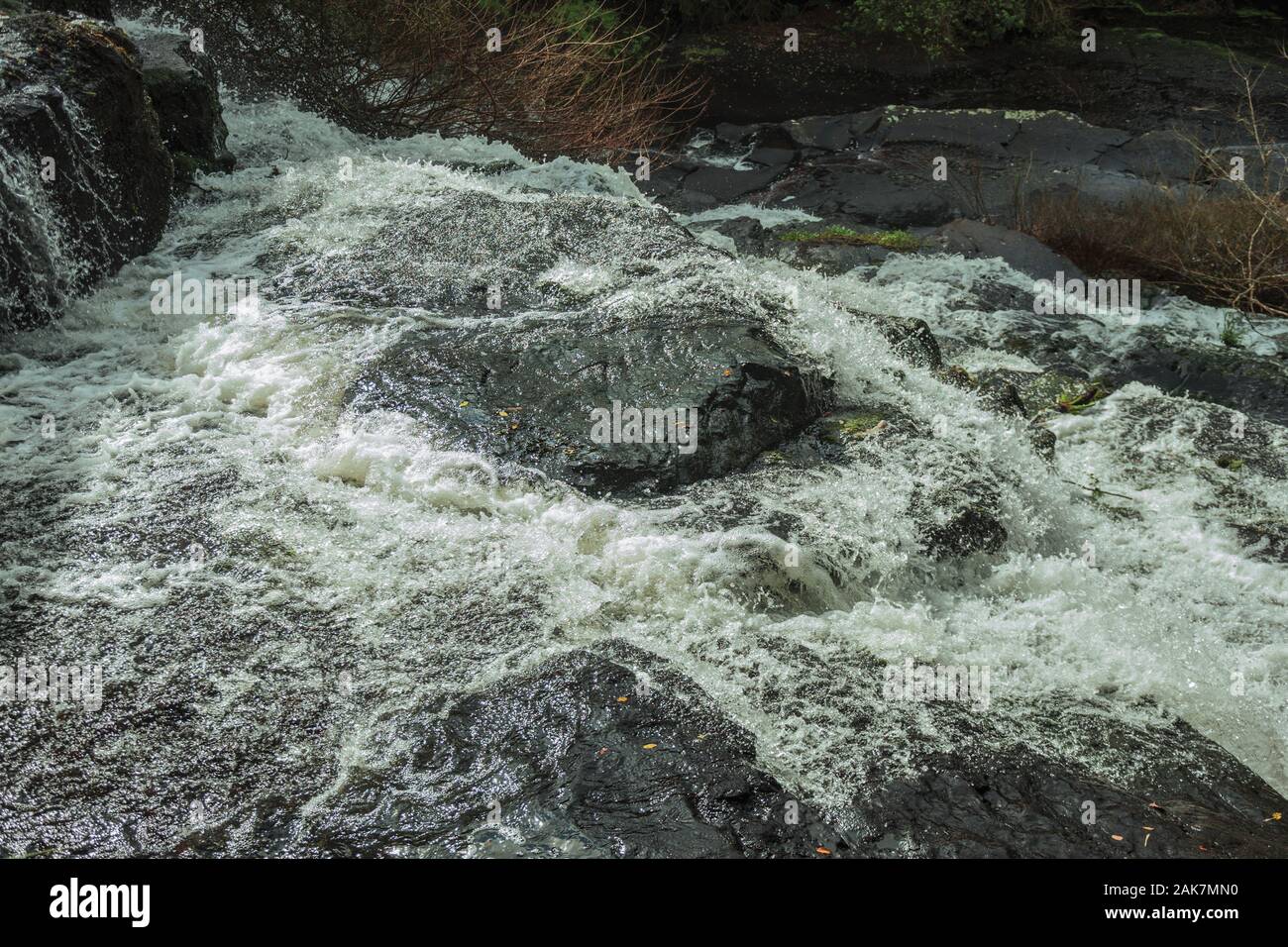 Schaum und Wasser läuft schnell durch Felsen in ein bewölkter Tag im Caracol Park in der Nähe von Canela. Eine charmante kleine Stadt im Süden Brasiliens. Stockfoto