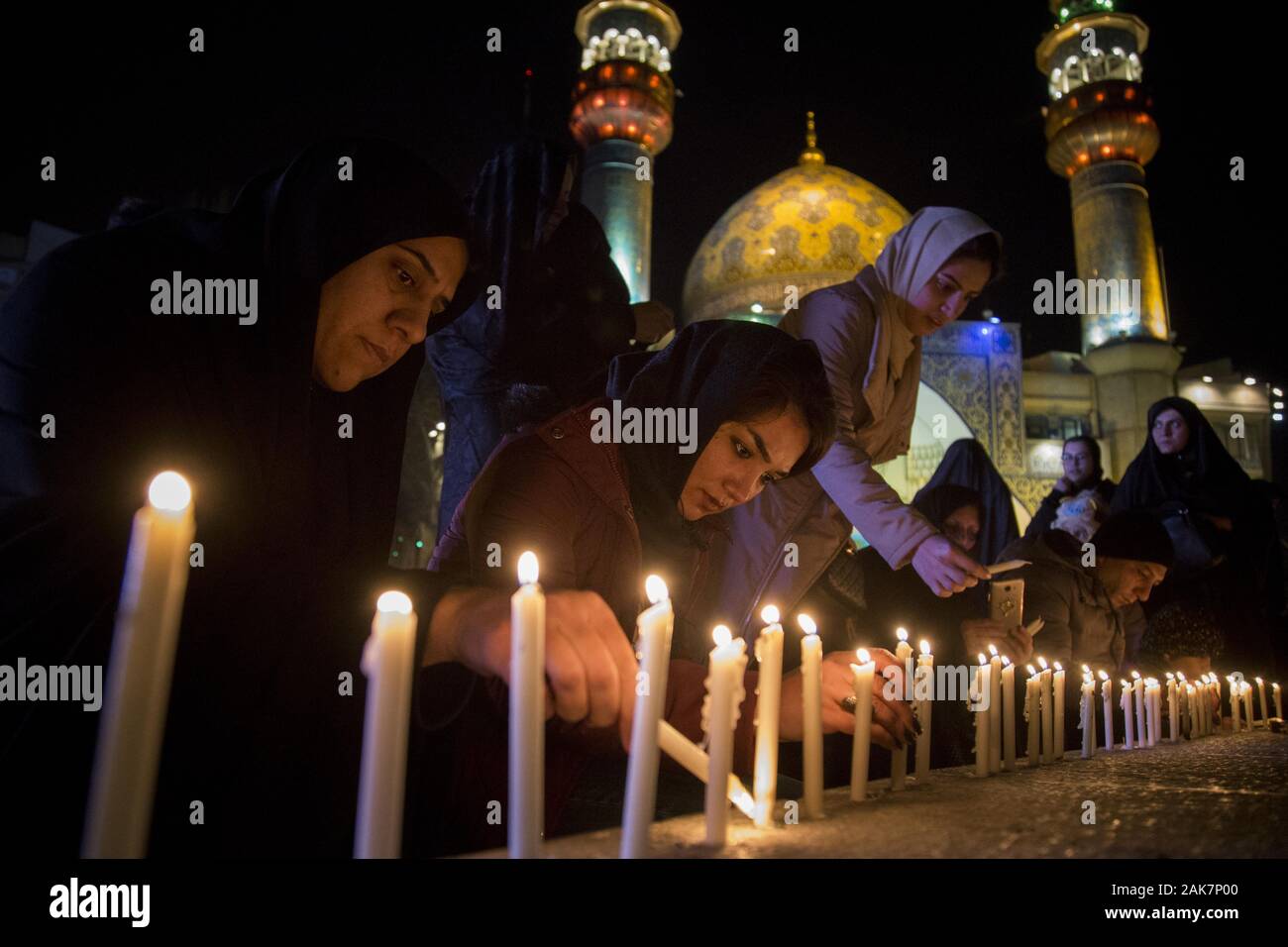 Teheran, Iran. 7 Jan, 2020. Iraner Kerzen während einer Versammlung der Ehemaligen IRGC Qods Force Commander Soleimani gedenken. Soleimani, der Leiter der iranischen islamischen Revolutionsgarden (IRGC) Quds Force wurde bei einem amerikanischen Luftangriff in Bagdad Flughafen am Freitag, 3. Januar 2020 getötet. Der Führer der Iranischen Revolutionären Garde drohte am Dienstag in die 'et Ablaze ' ' Ort von den Vereinigten Staaten unterstützt über die Tötung eines iranischen Fuehrung allgemein an einem US-amerikanischen Luftangriff letzte Woche. Credit: rouzbeh Fouladi/ZUMA Draht/Alamy leben Nachrichten Stockfoto