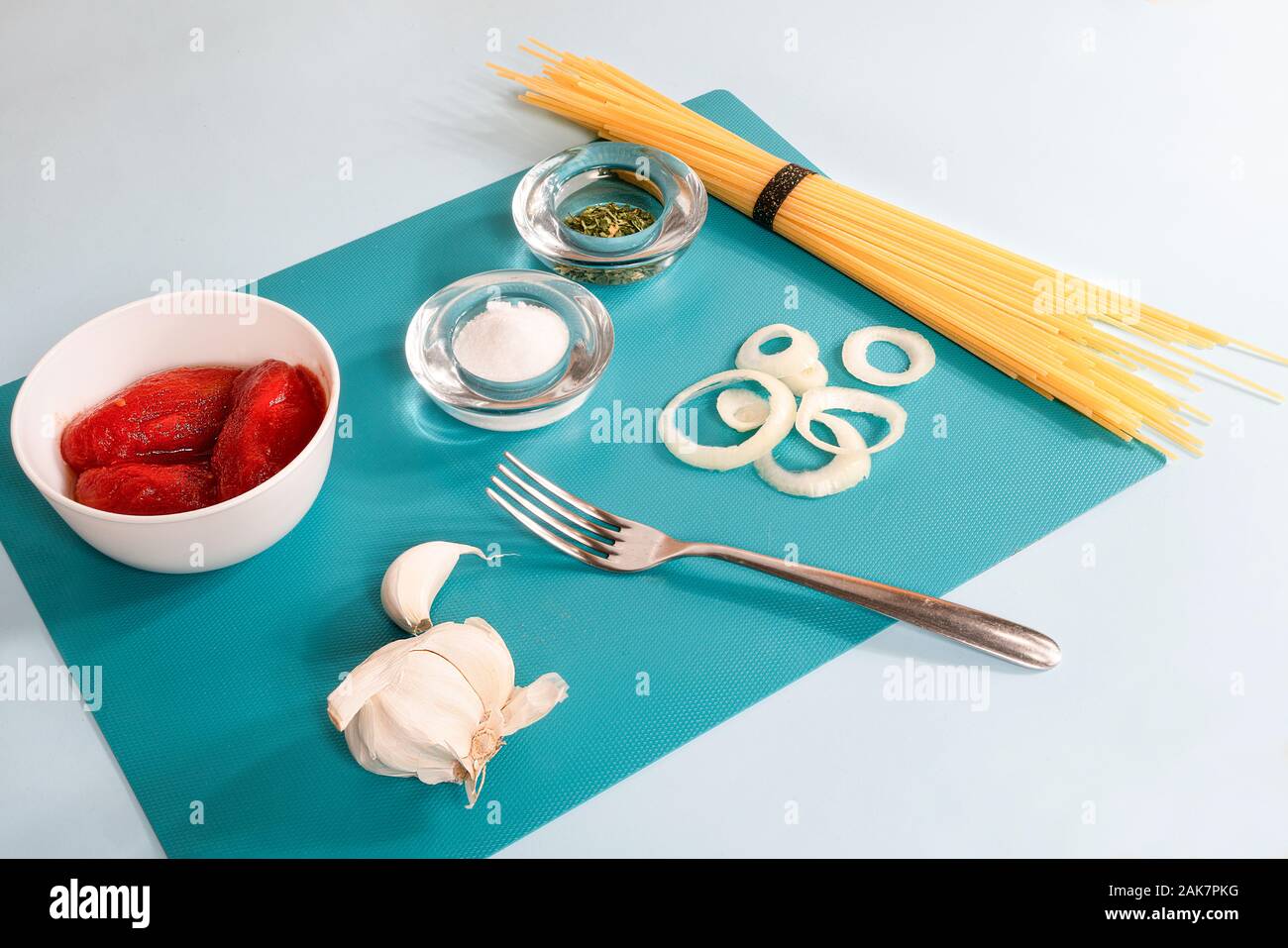 Zutaten für die Zubereitung von Spaghetti mit Tomatensauce. Stockfoto