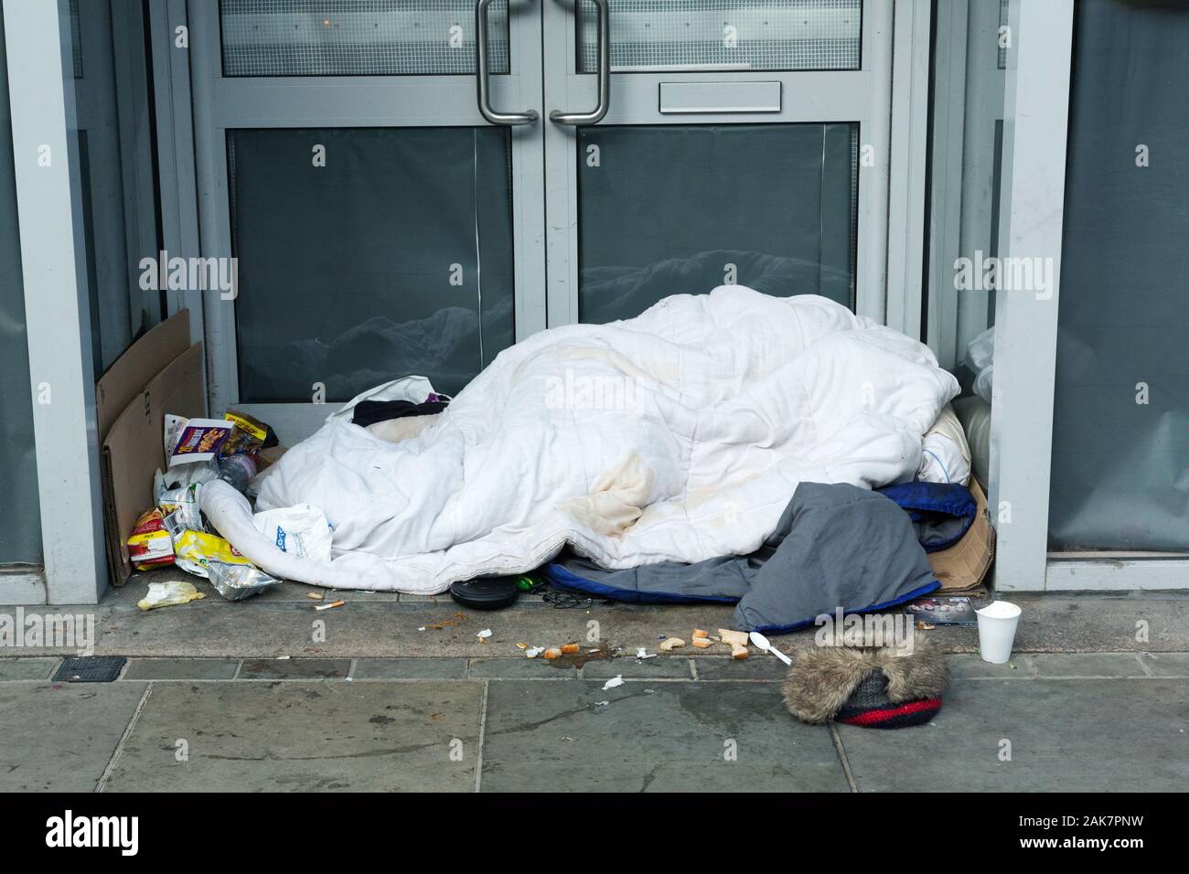 Person, die rauh unter der Decke in der Tür von Colchester, Essex, Großbritannien schläft Stockfoto
