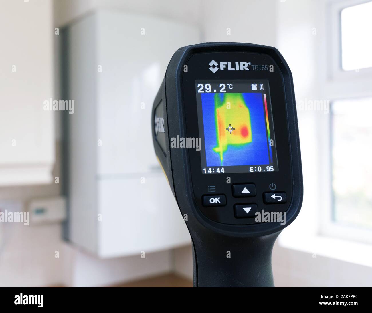 Wärmebildkamera zur Temperaturprüfung des Gasheizkessels Stockfoto
