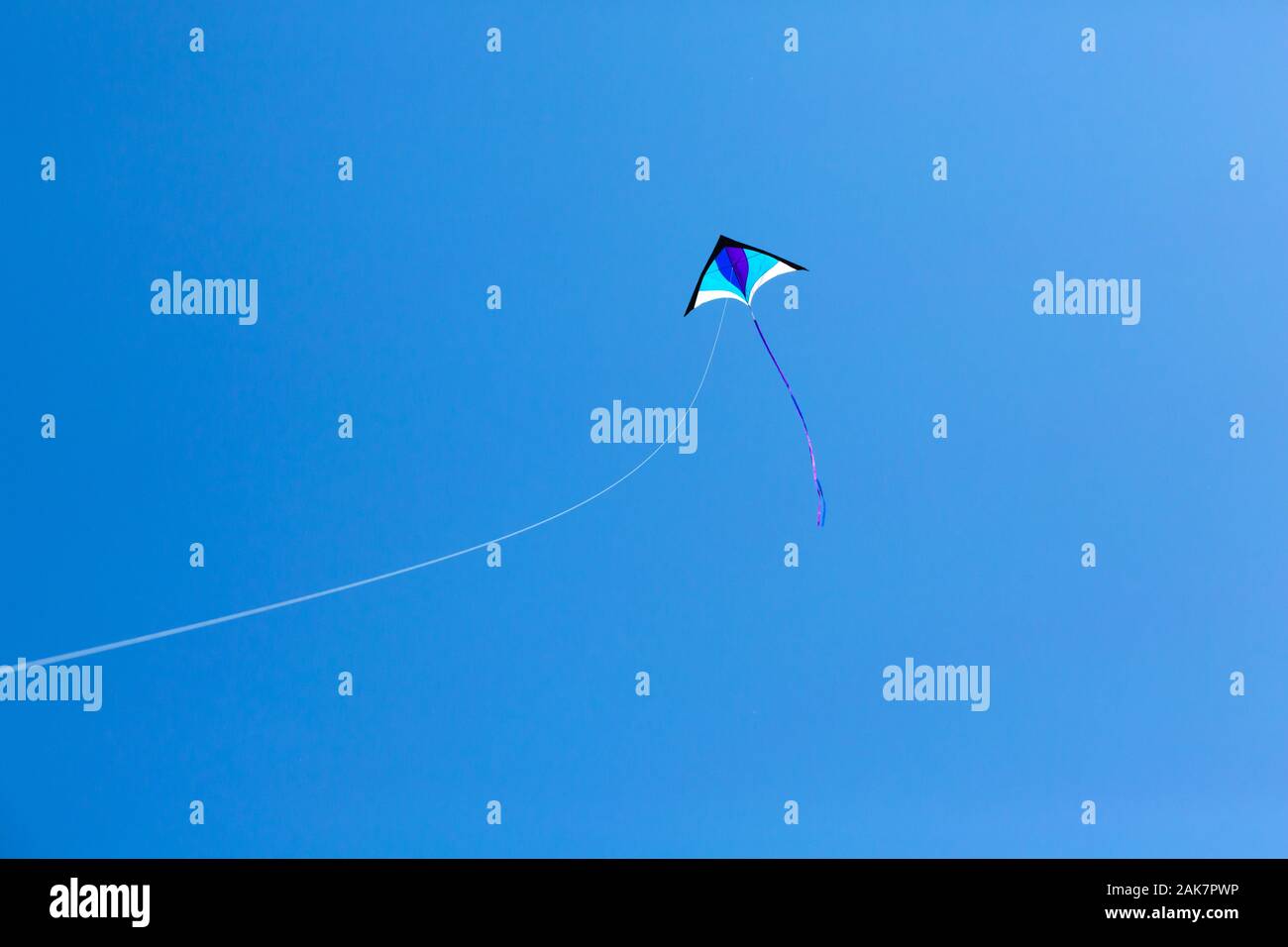 Kite fliegen hoch in den Himmel Stockfoto
