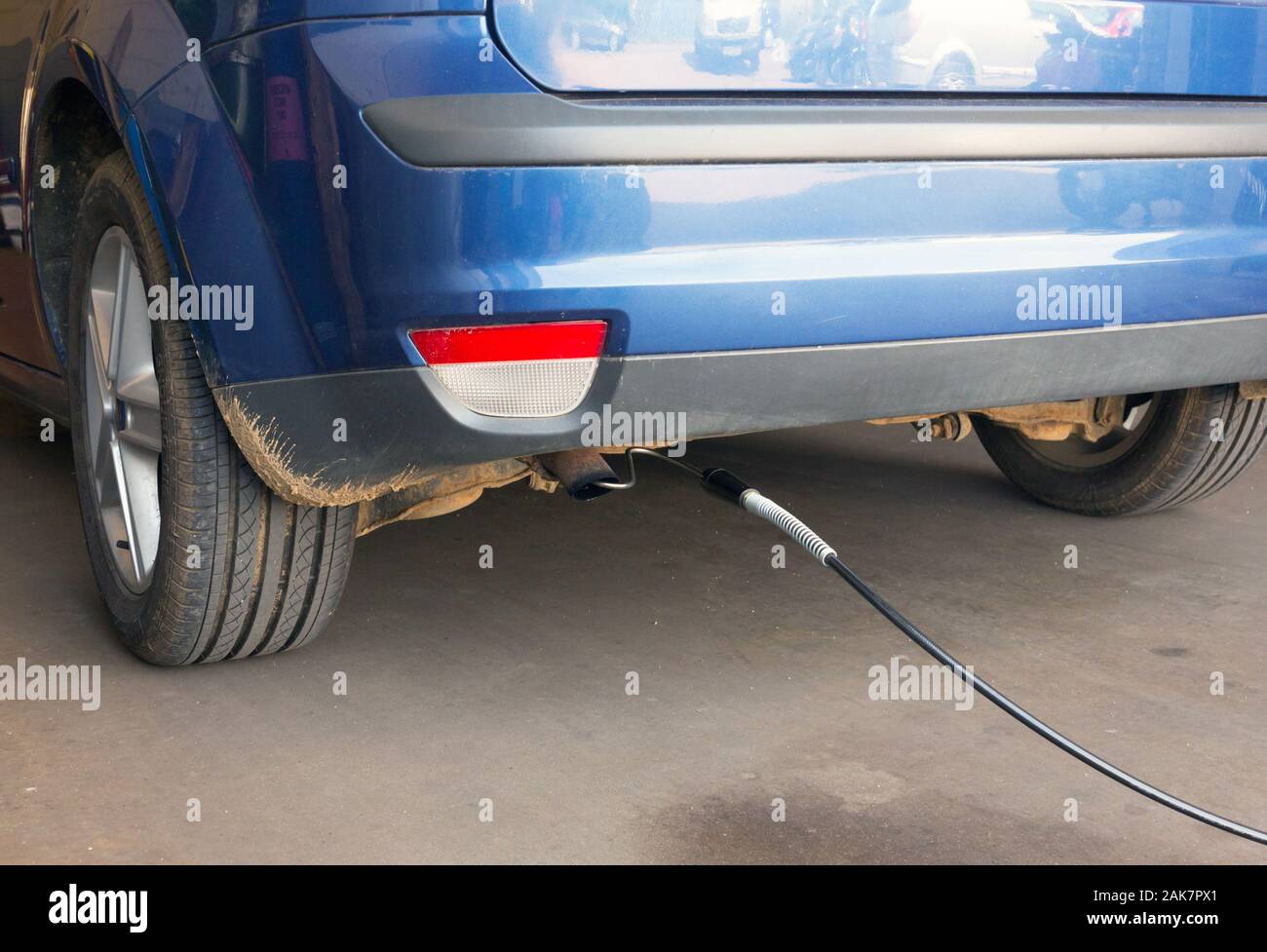 Abgasemissionsprüfgeräte, die während einer MOT-Prüfung für ein Fahrzeug in Großbritannien verwendet werden Stockfoto