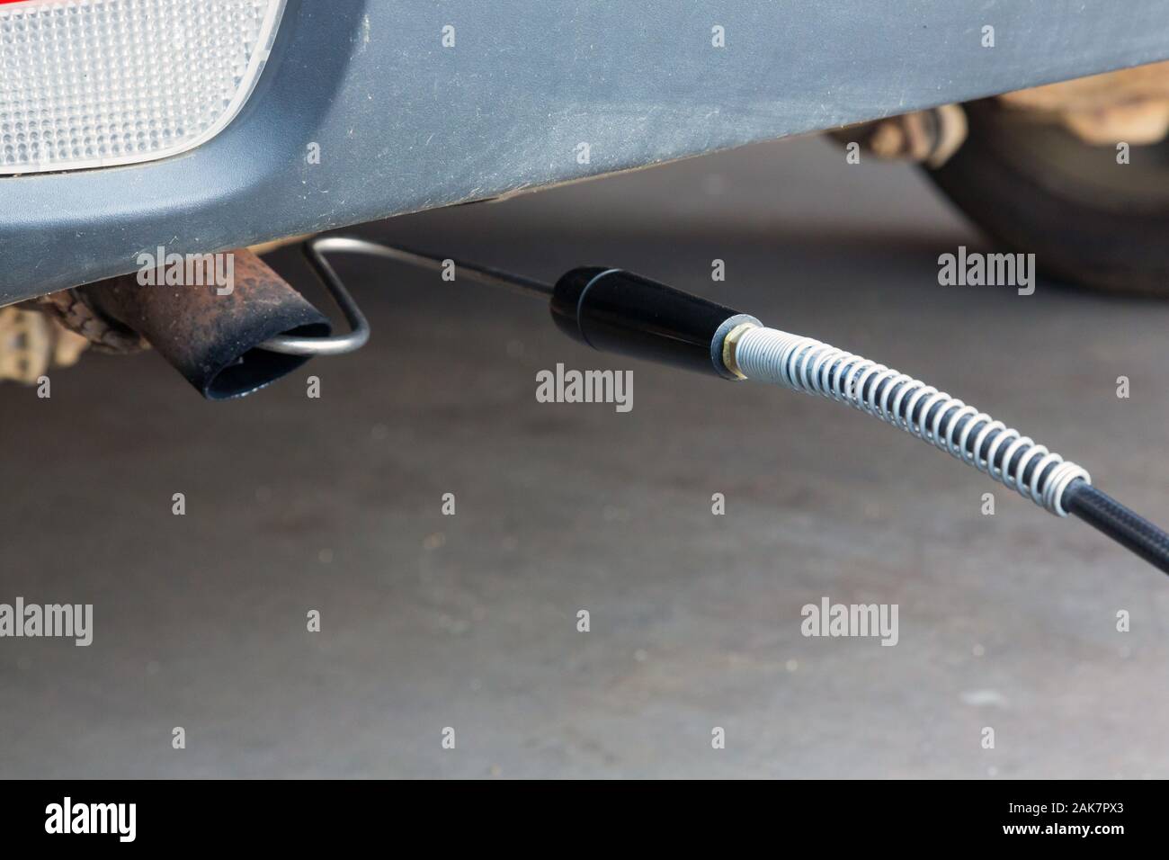 Abgasemissionsprüfgeräte, die während einer MOT-Prüfung für ein Fahrzeug in Großbritannien verwendet werden Stockfoto