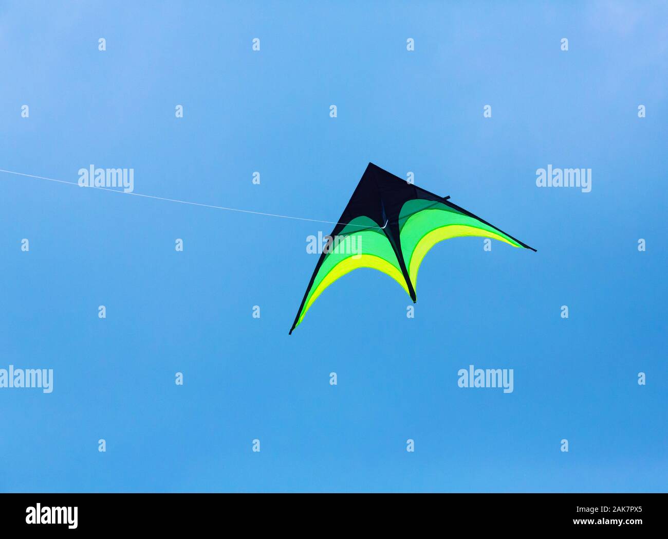 Kite fliegen hoch in den Himmel Stockfoto