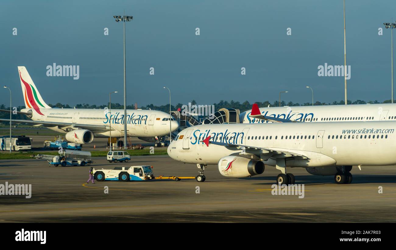 Negombo - Sri Lanka, 17. November 2019: SriLankan Airlines Flugzeuge Airbus bord Passagiere und Ground Handling Services unterzogen werden Stockfoto