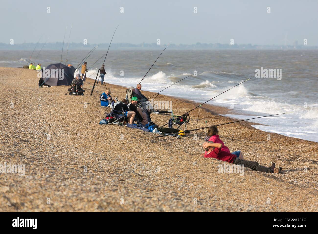 Menschen, die am Strand Sizewell, Suffolk, Großbritannien, angeln Stockfoto