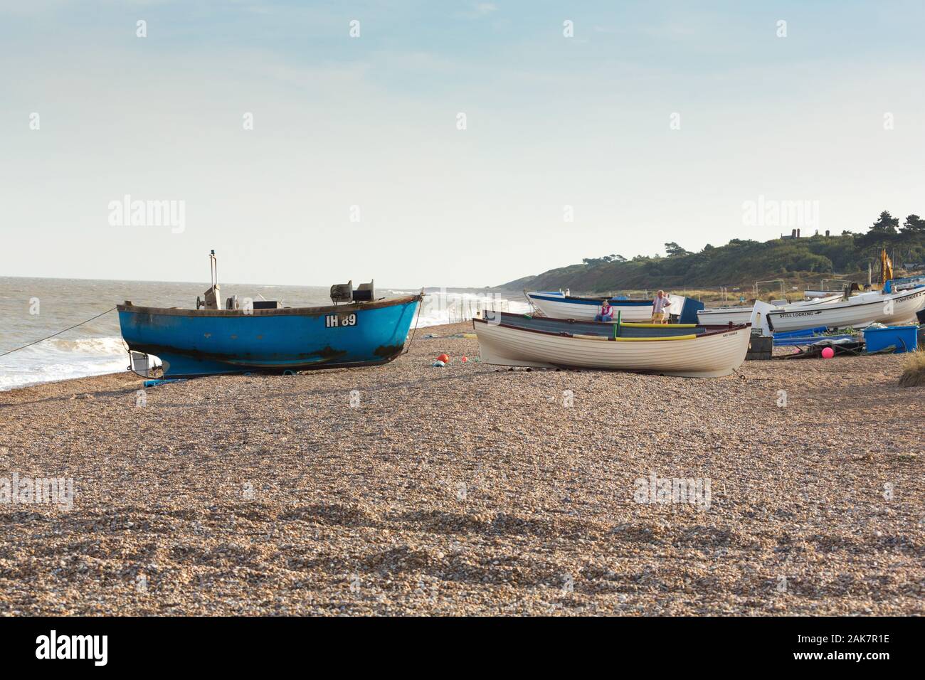 Kleine Fischerboote am Strand Sizewell, Suffolk, Großbritannien Stockfoto