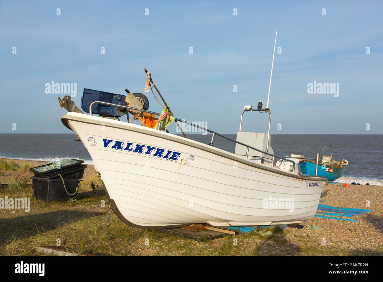 Kleines Fischerboot am Strand Sizewell, Suffolk, Großbritannien Stockfoto