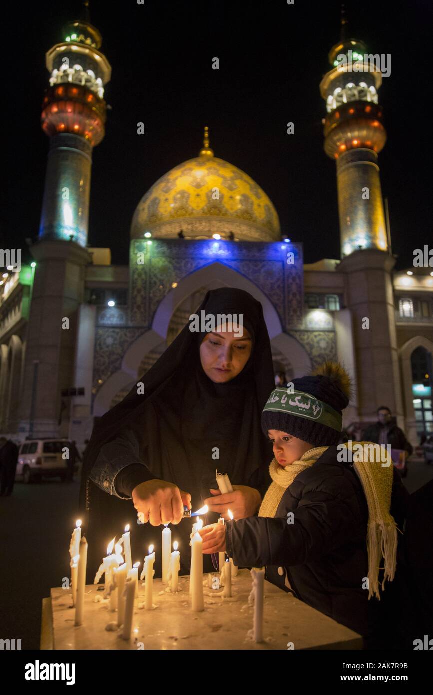 Teheran, Iran. 7 Jan, 2020. Iraner Kerzen während einer Versammlung der Ehemaligen IRGC Qods Force Commander Soleimani gedenken. Soleimani, der Leiter der iranischen islamischen Revolutionsgarden (IRGC) Quds Force wurde bei einem amerikanischen Luftangriff in Bagdad Flughafen am Freitag, 3. Januar 2020 getötet. Der Führer der Iranischen Revolutionären Garde drohte am Dienstag in die 'et Ablaze ' ' Ort von den Vereinigten Staaten unterstützt über die Tötung eines iranischen Fuehrung allgemein an einem US-amerikanischen Luftangriff letzte Woche. Credit: rouzbeh Fouladi/ZUMA Draht/Alamy leben Nachrichten Stockfoto