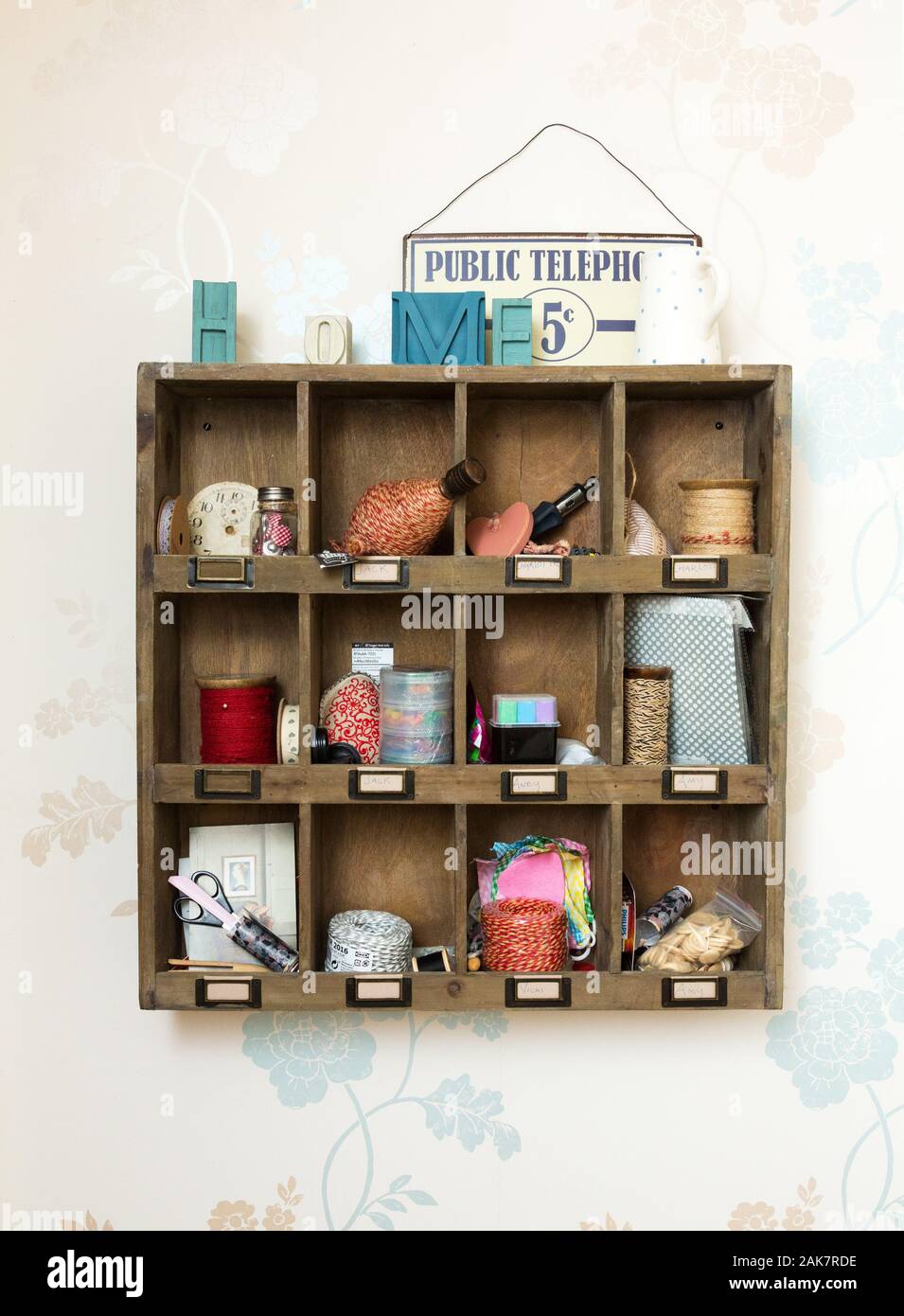 Schnickschnack auf Regal Display Stockfoto