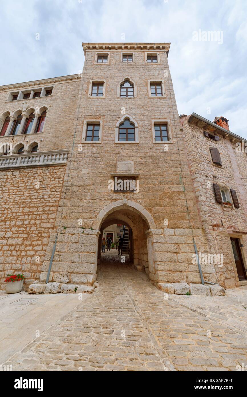 Soardo - Bembo Burg Eingang arch mit Lion Crest und Sonnenuhr in der historischen Altstadt in Ballen, einer kleinen Stadt auf dem Mont Perin in Istrien, Kroatien Stockfoto