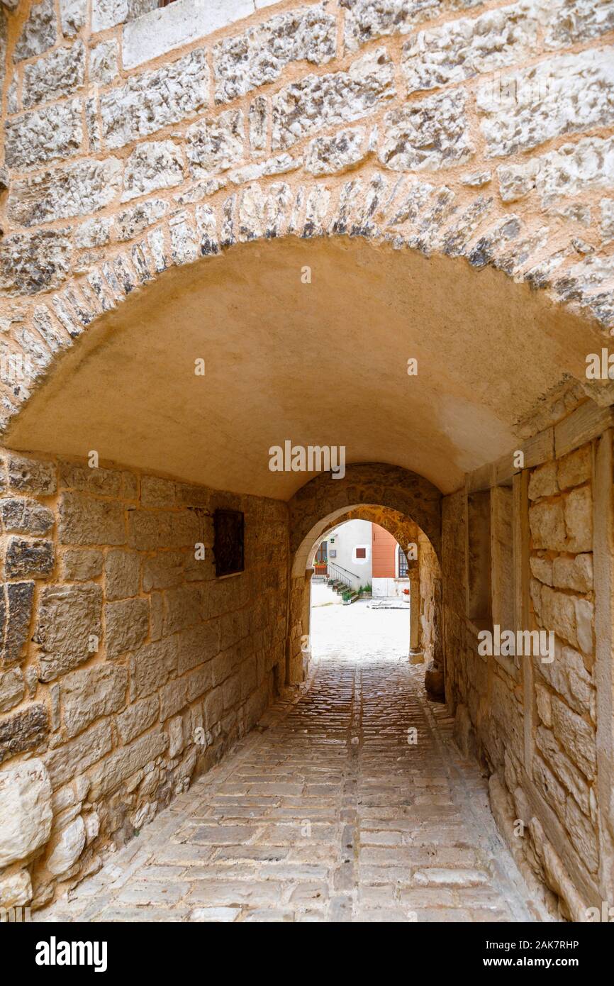 Soardo - Bembo Burg Eingang arch in der historischen Altstadt in Ballen, einer kleinen Stadt auf dem Mont Perin in der Gespanschaft Istrien, Kroatien Stockfoto