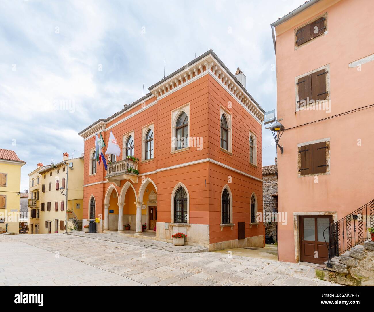 Die neugotischen Stil Rathaus in der historischen Altstadt in Ballen, einer kleinen Stadt auf dem Mont Perin in der Gespanschaft Istrien, Kroatien Stockfoto