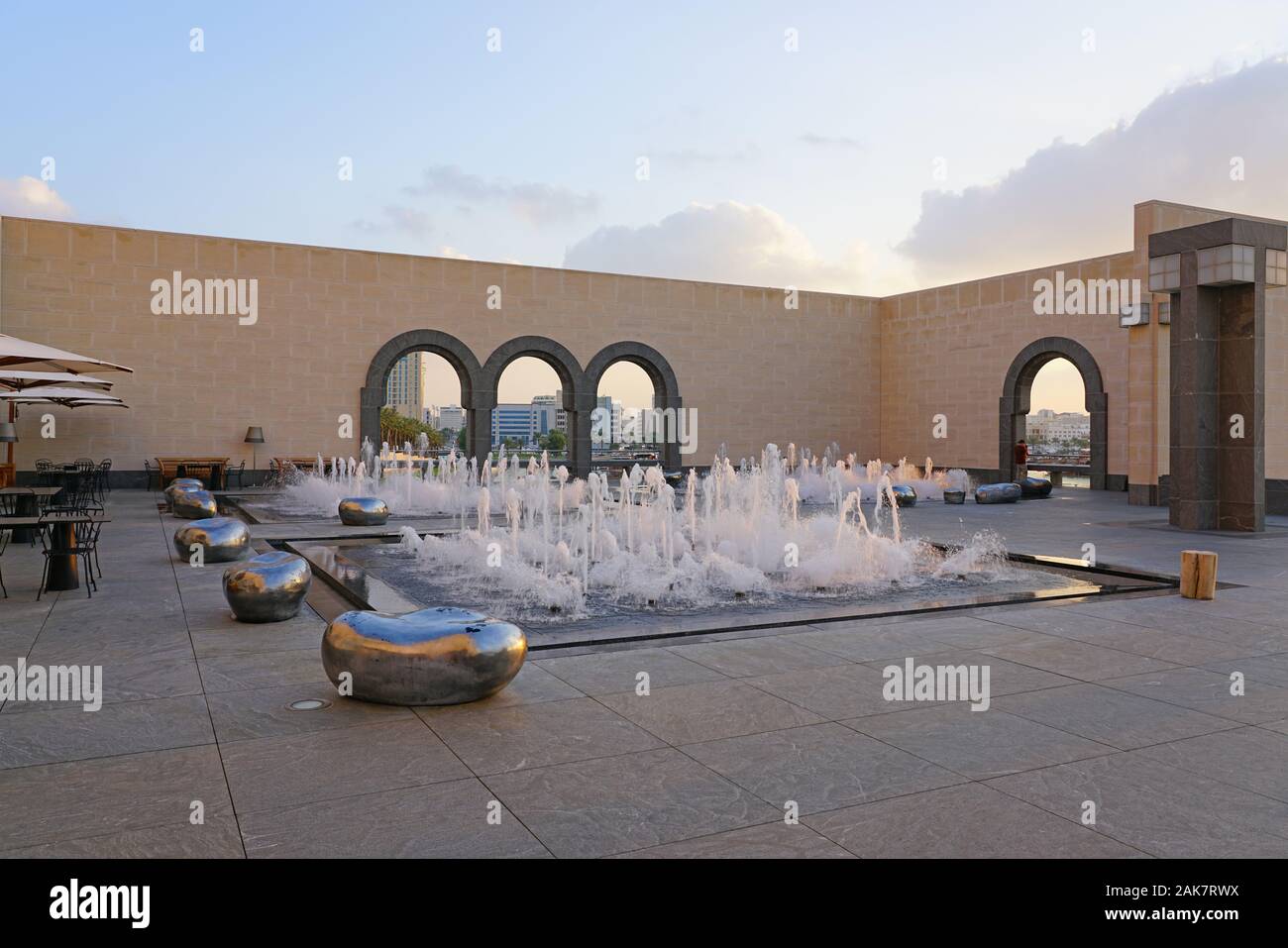 DOHA, Qatar-11 Dez 2019 - Blick auf die berühmten Museum für Islamische Kunst Gebäude, entworfen vom Architekten I.M.Pei, eröffnet im Jahr 2008, die in Doha Corni entfernt Stockfoto