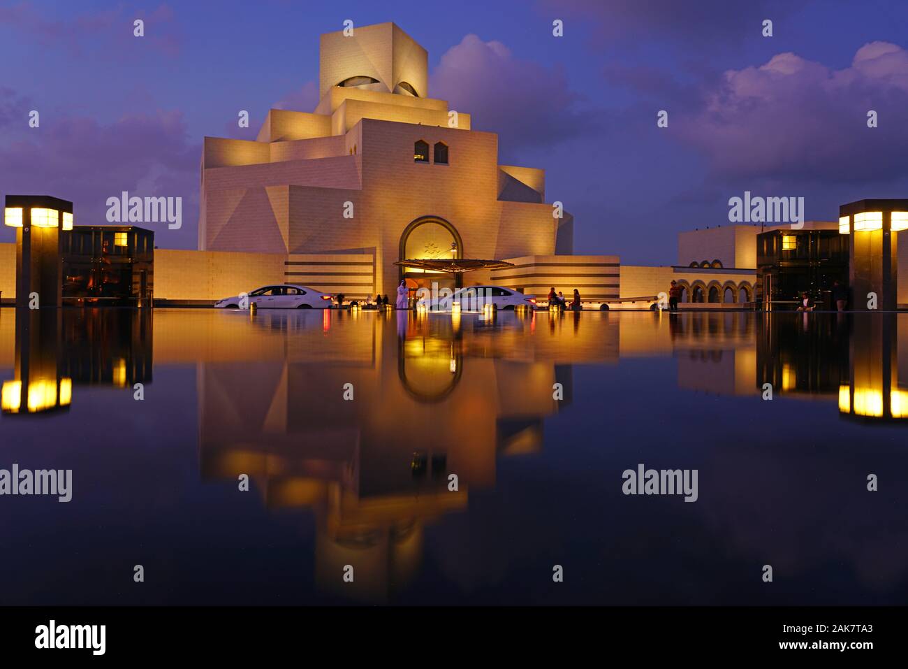 DOHA, Qatar-11 Dez 2019 - Nacht Blick auf die berühmten Museum für Islamische Kunst Gebäude, entworfen vom Architekten I.M.Pei, eröffnet im Jahr 2008, die in Doha entfernt Stockfoto