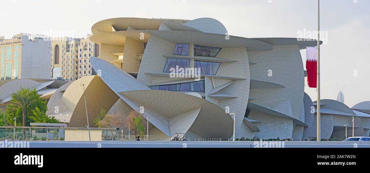 DOHA, Qatar-11 Dez 2019 - Ausblick auf das neue Museum der Qatar Gebäude vom Architekten Jean Nouvel entworfen, als Desert Rose, im Jahr 2019 eröffnet. Stockfoto