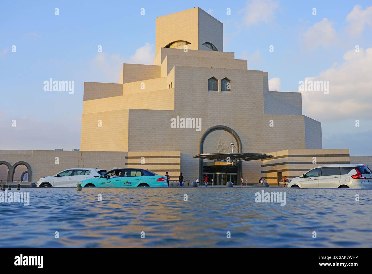DOHA, Qatar-11 Dez 2019 - Blick auf die berühmten Museum für Islamische Kunst Gebäude, entworfen vom Architekten I.M.Pei, eröffnet im Jahr 2008, die in Doha Corni entfernt Stockfoto