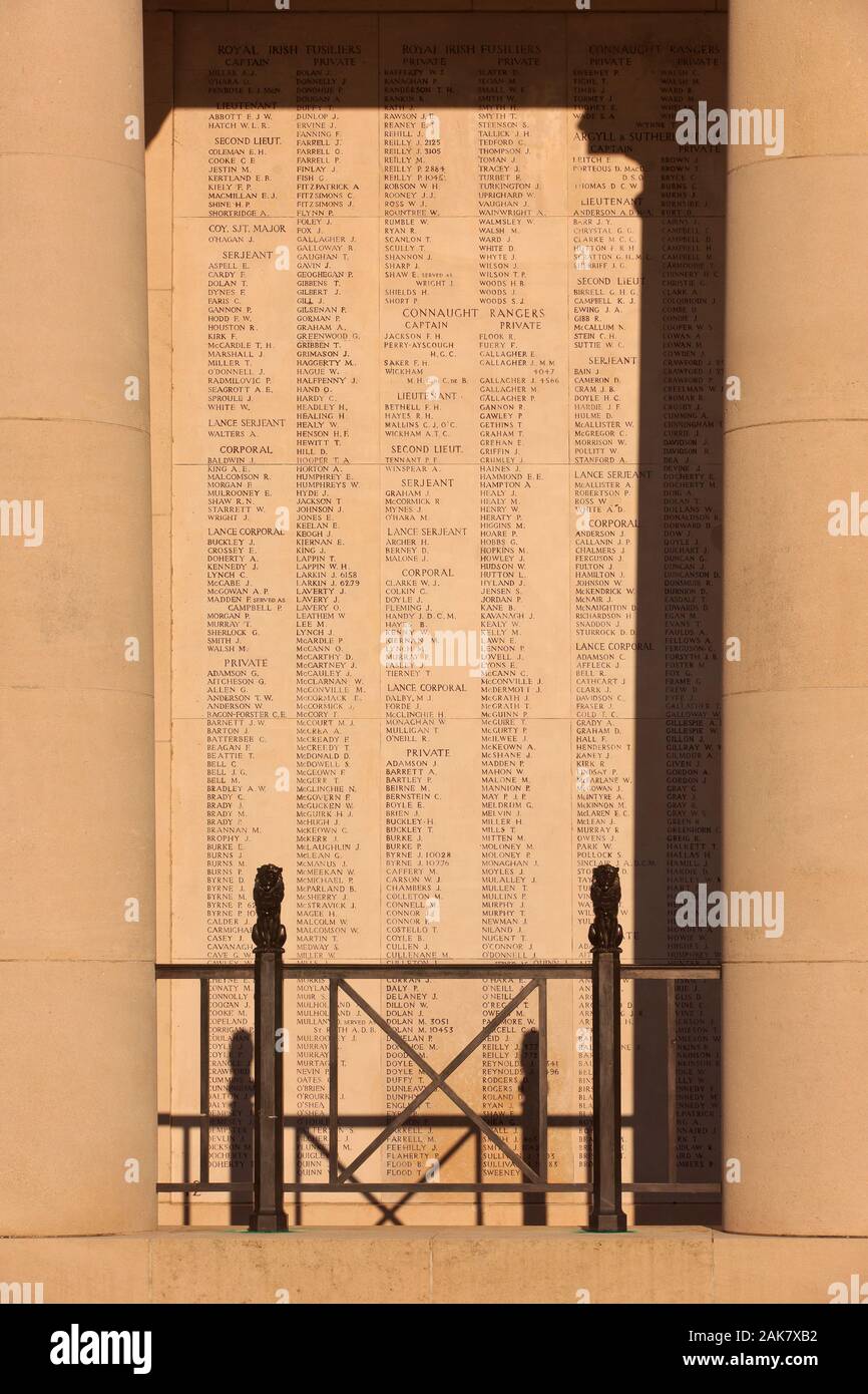 Die Namen der zahlreiche Britische und Commonwealth Soldaten, die während des Zweiten Weltkrieges starb ich im Menin Gate Memorial zu den fehlenden in Ypern, Belgien Stockfoto