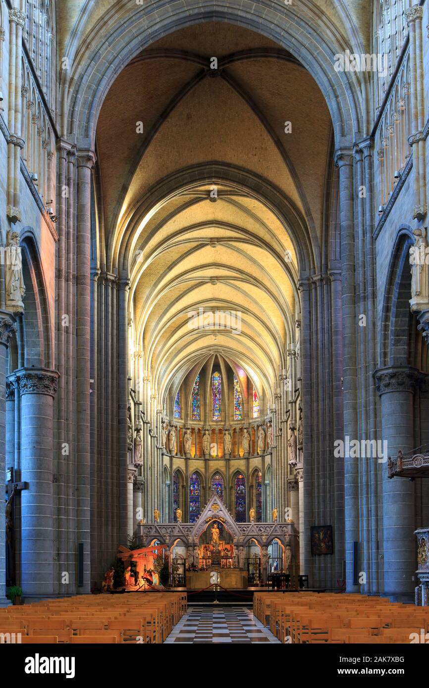 Das Mittelschiff mit Altar aus dem 14. Jahrhundert im gotischen St. Martin's Cathedral in Ypern, Belgien Stockfoto
