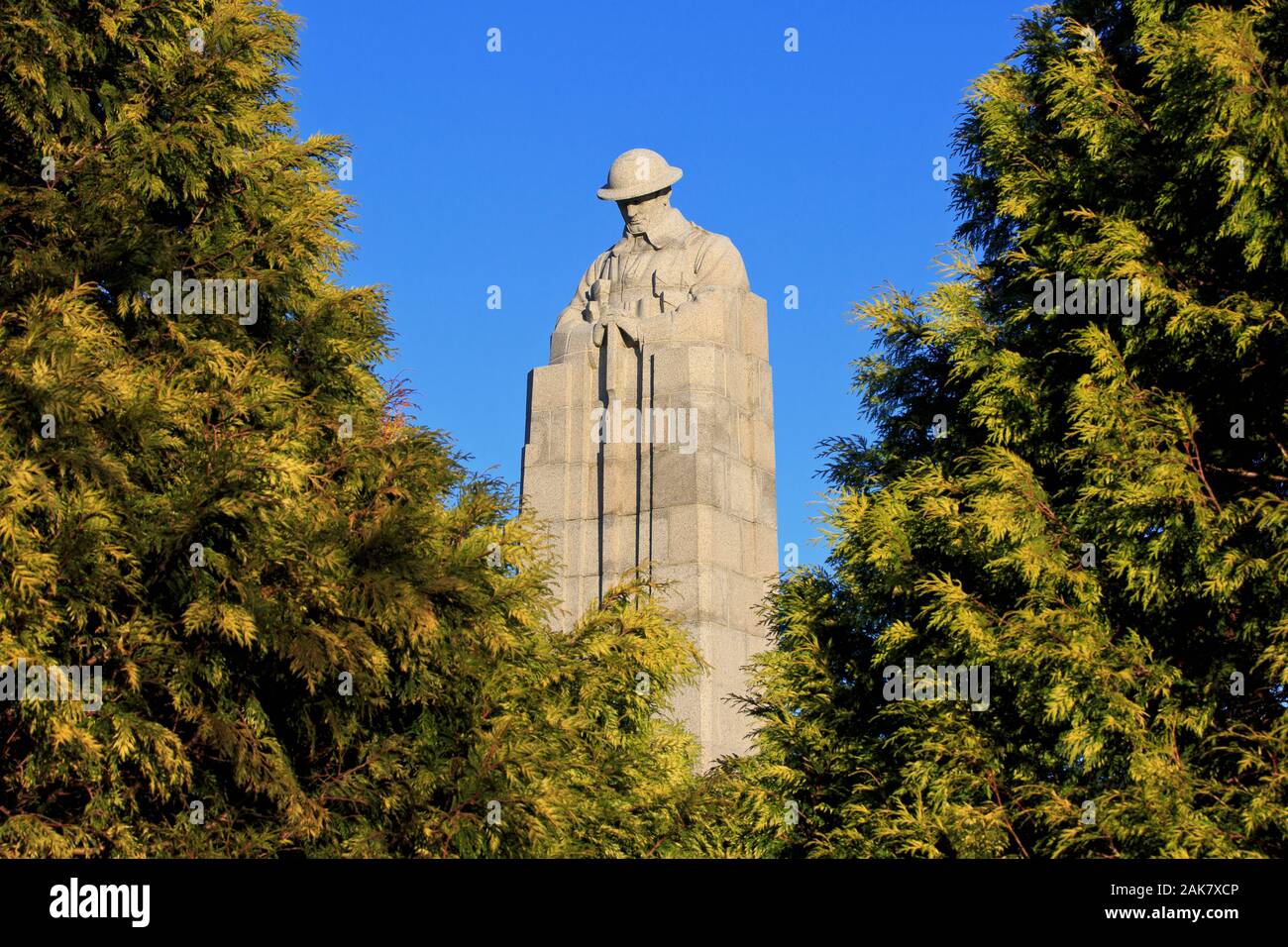 Das Brütende Soldatendenkmal in der Gedenkstätte Saint Julien markiert den 1. Deutschen Gasangriff vom 22. Bis 24. April 1915 in Langemark-Poelkapelle, Belgien Stockfoto