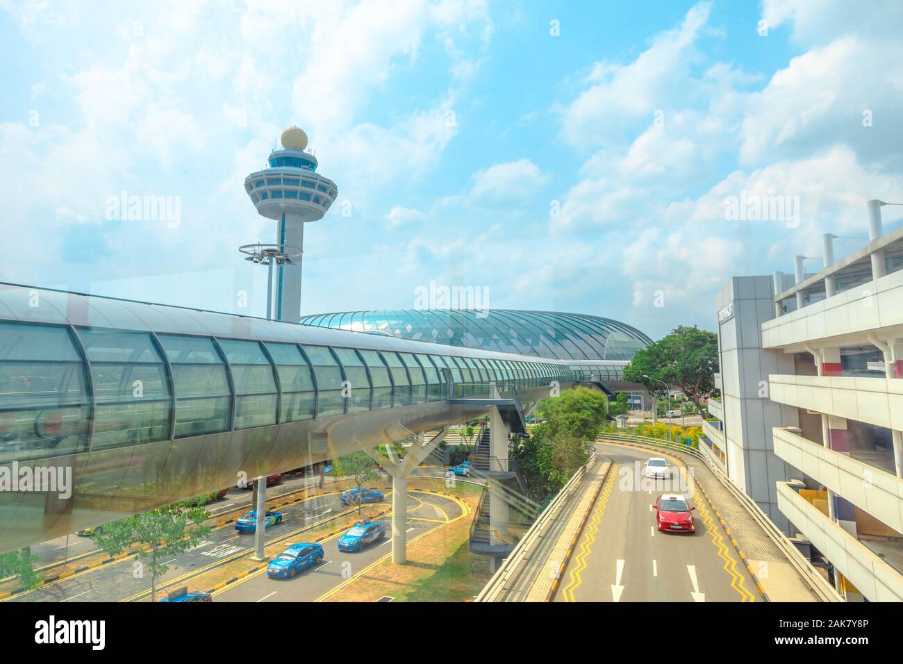 Singapur - Aug 8, 2019: Blick von Jewel verglasten Kuppel und Control Tower von neuen internationalen Flughafen Changi in Singapur eröffnet im April 2019. Stockfoto