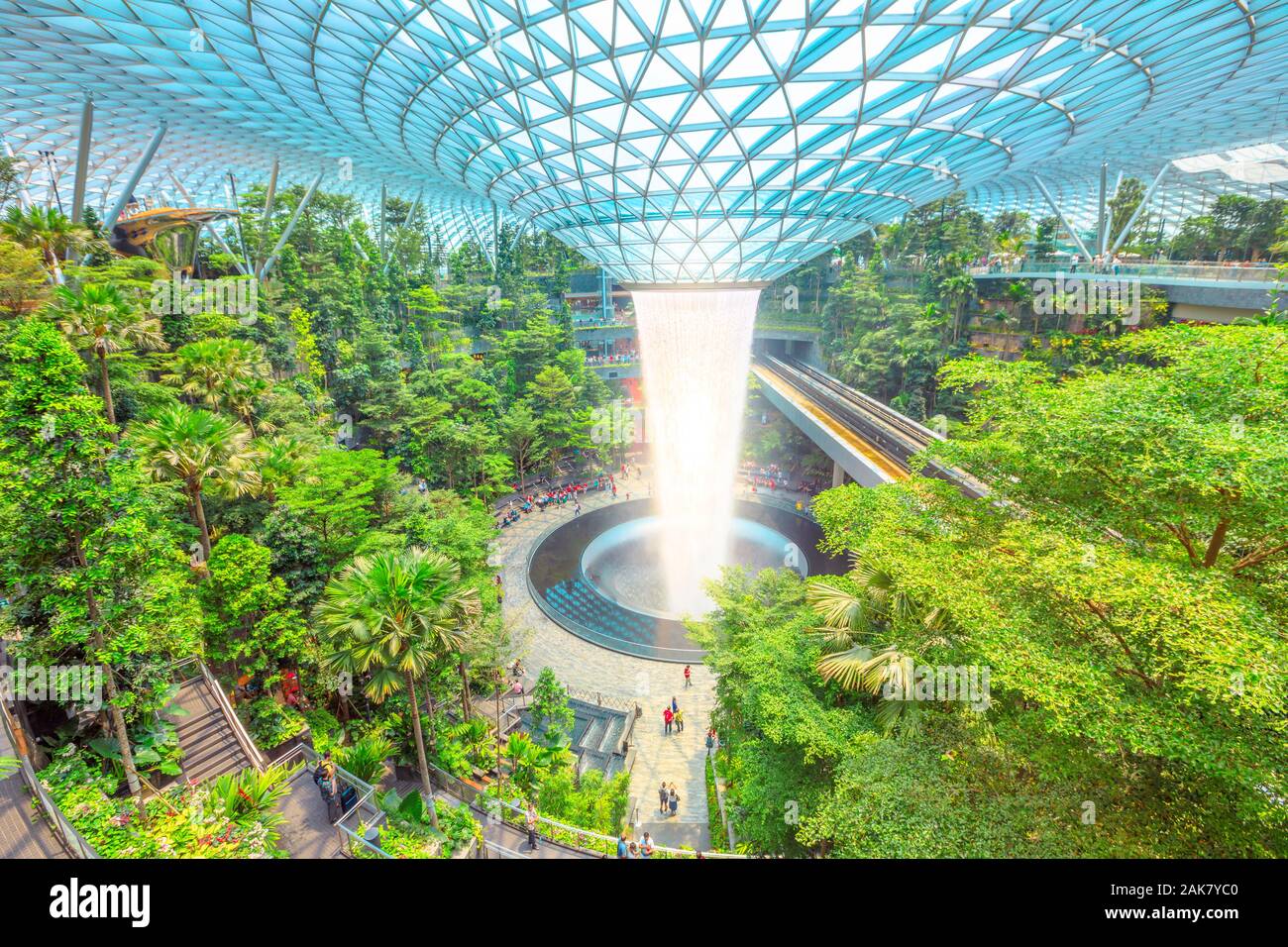 Singapur - Aug 8, 2019: Luftaufnahme von Canopy Park von Regen Wirbel, der weltweit größten Wasserfall durch eine 4-stöckige Reihenhaus Wald umgeben Stockfoto