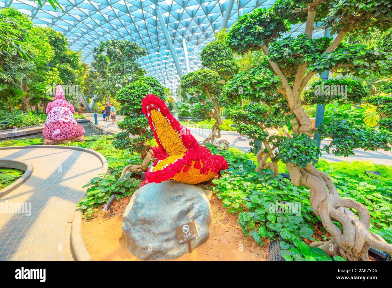 Singapur - Aug 8, 2019: Rote Krokodil Blume Skulptur, Formgehölze Spaziergang am Vordach Park. Jewel Changi Airport ist ein Natur-themed mit Gärten Stockfoto