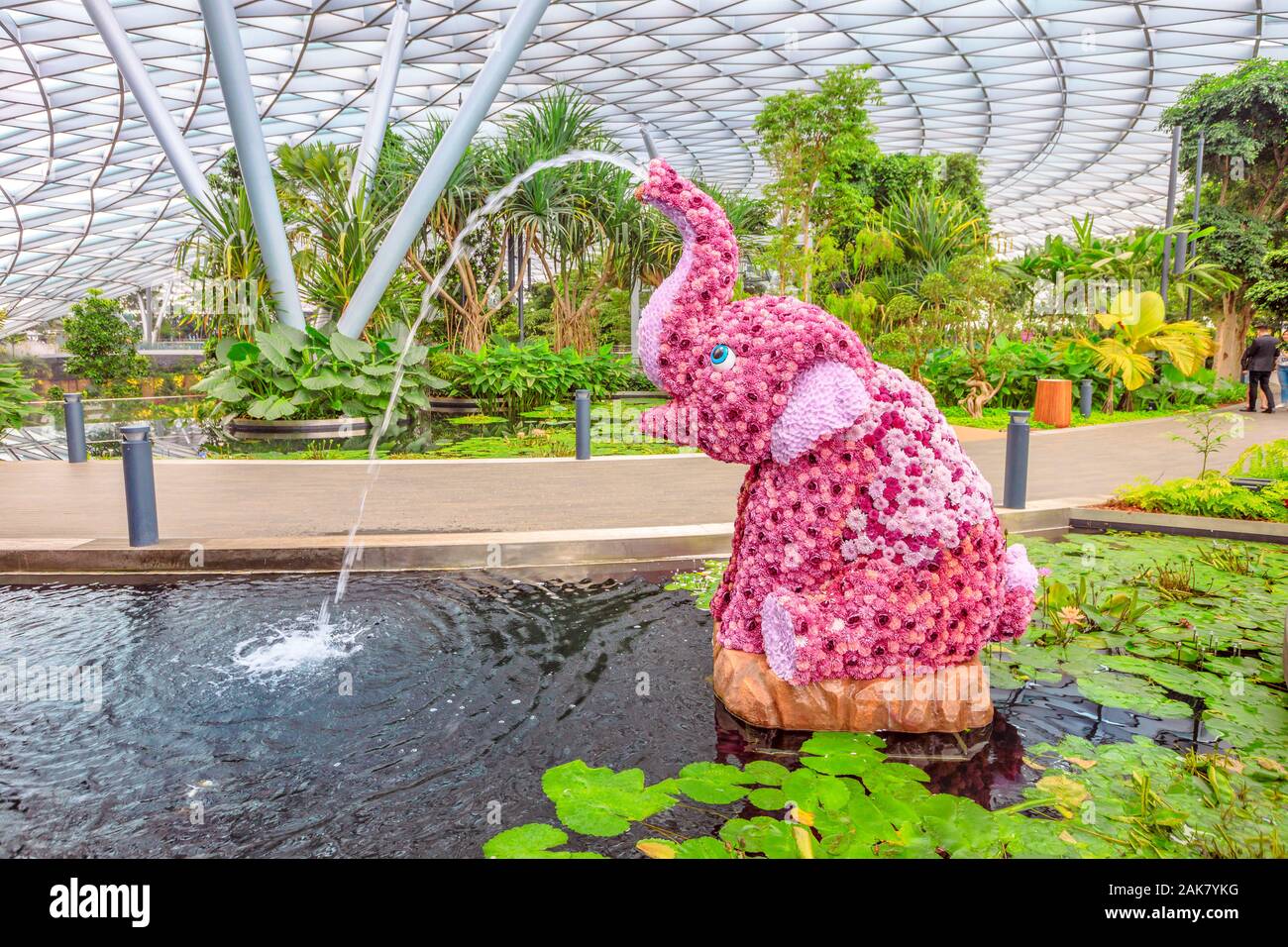 Singapur - Aug 8, 2019: Pink Elephant Flower Skulptur, Formgehölze Spaziergang am Vordach Park. Jewel Changi Airport ist ein Natur-themed mit Gärten Stockfoto