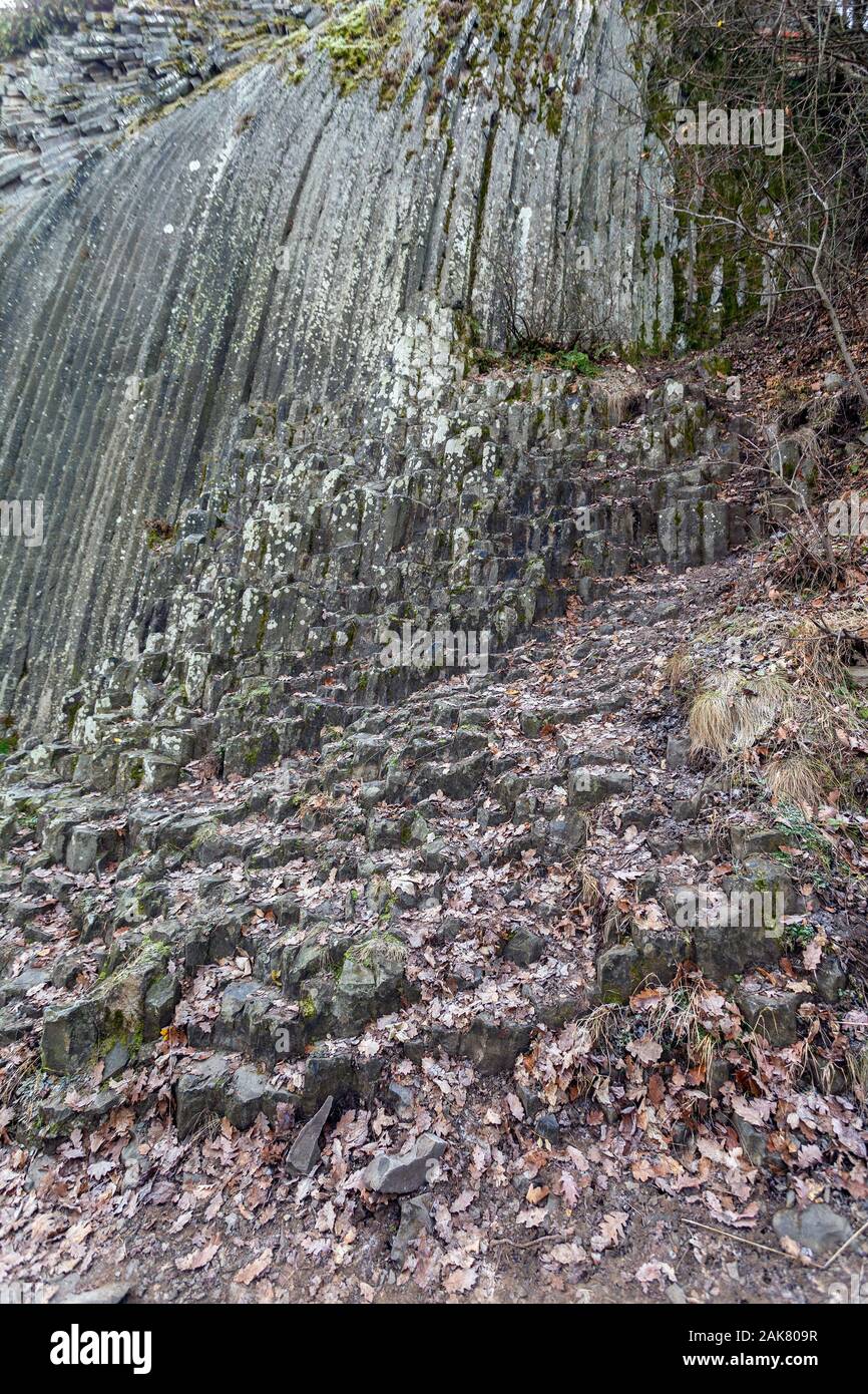 Basalt orgelpfeifen unter dem Schloss von Somosko in der Slowakei/Ungarn. Stockfoto