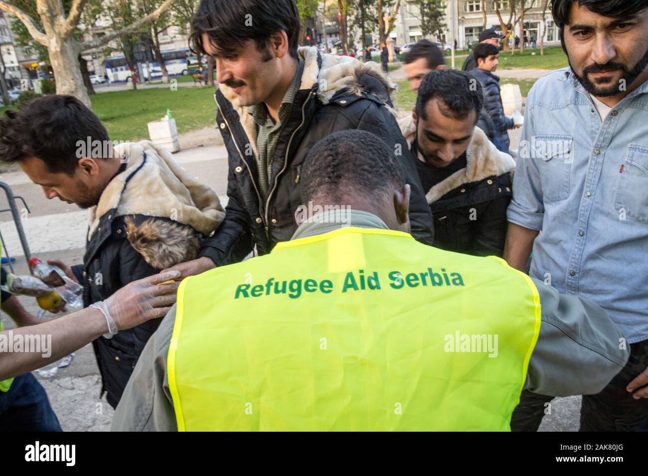 Belgrad, SERBIEN - April 2, 2016: Freiwillige von der NRO Flüchtlingshilfe Serbien Verteilung von Hilfe und Nahrung ito Flüchtlinge aus Syrien und Afghanistan, auf der Stockfoto