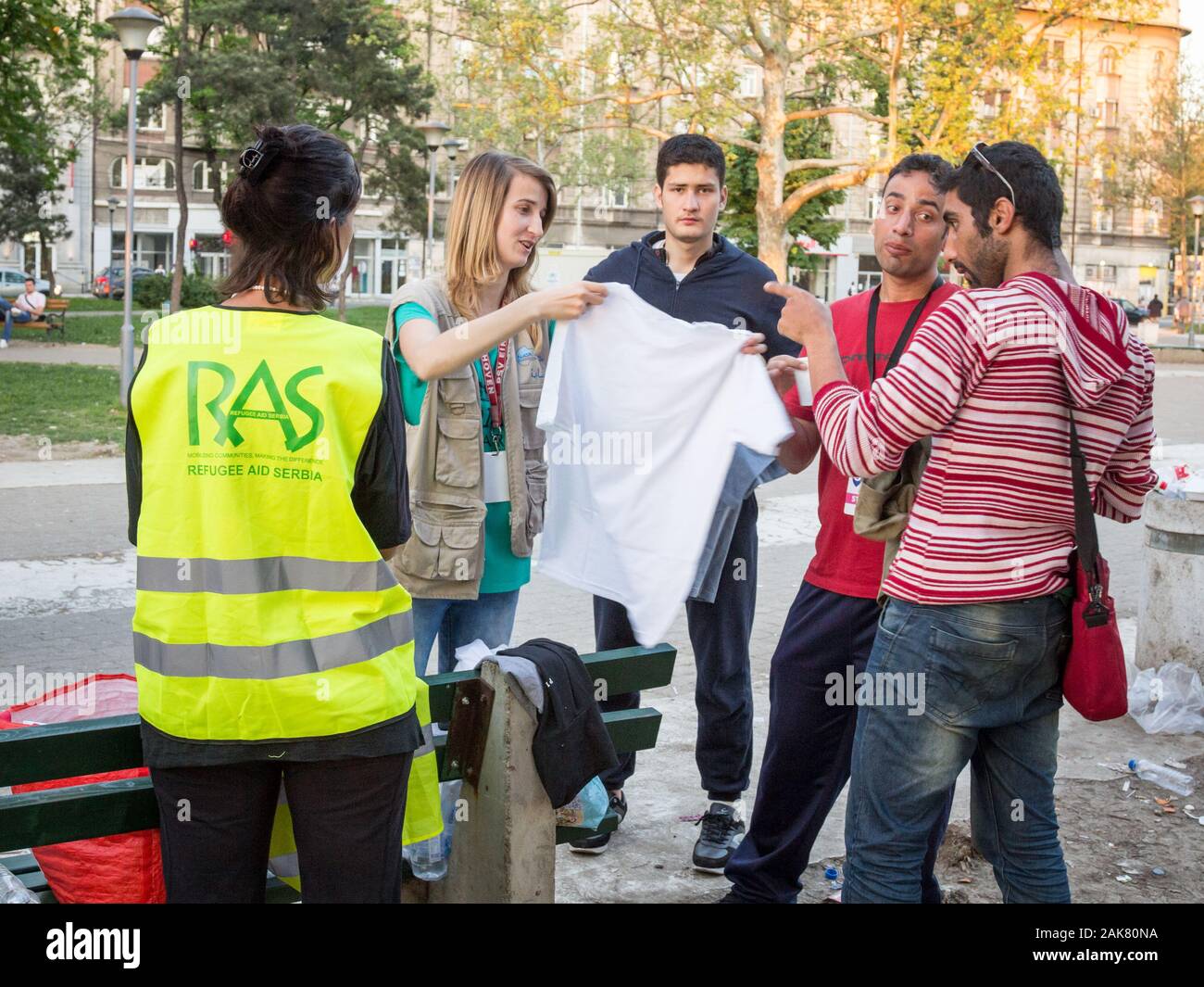 Belgrad, SERBIEN - April 2, 2016: Freiwillige von der NRO Flüchtlingshilfe Serbien stand vor der Flüchtlinge aus Syrien und Afghanistan Hilfe erhalten und Stockfoto